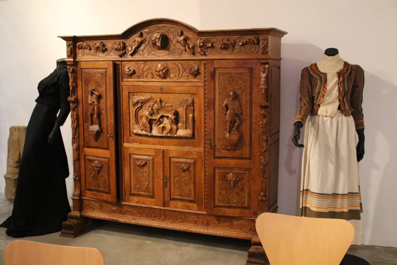 La Casa-Museo Vasco Núñez de Balboa reabrió, ayer, sus puertas con motivo del V Centenario de la muerte del ilustre explorador, gobernante y conquistador jerezano. Virginia Borrallo, alcaldesa del municipio, y Antonio Torrado, miembro de la oficina de turismo, destacaron que esta reapertura se debe a que la Casa-Museo necesitaba «llenarse de contenido y ampliar su colección de enseres». La cita se convirtió, junto con la presentación del cupón de la ONCE el pasado 10 de enero, en el prólogo de una programación de actividades que se desarrollará durante el mes de febrero.