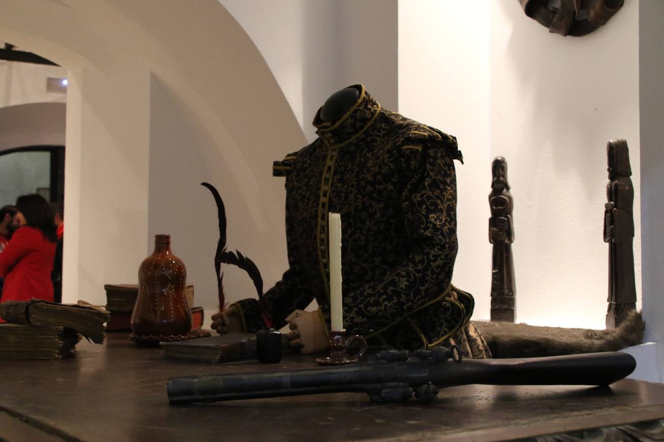 La Casa-Museo Vasco Núñez de Balboa reabrió, ayer, sus puertas con motivo del V Centenario de la muerte del ilustre explorador, gobernante y conquistador jerezano. Virginia Borrallo, alcaldesa del municipio, y Antonio Torrado, miembro de la oficina de turismo, destacaron que esta reapertura se debe a que la Casa-Museo necesitaba «llenarse de contenido y ampliar su colección de enseres». La cita se convirtió, junto con la presentación del cupón de la ONCE el pasado 10 de enero, en el prólogo de una programación de actividades que se desarrollará durante el mes de febrero.