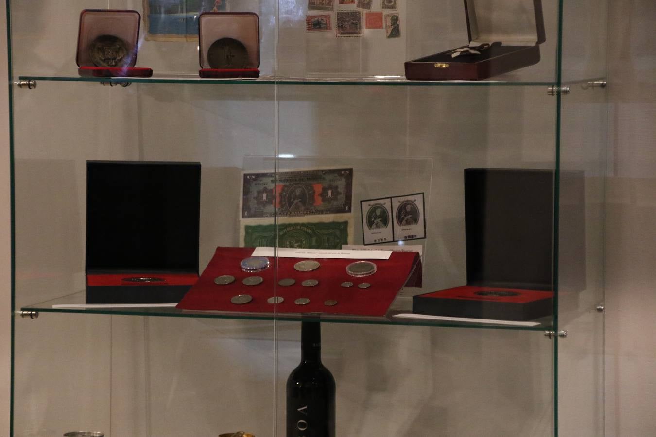 La Casa-Museo Vasco Núñez de Balboa reabrió, ayer, sus puertas con motivo del V Centenario de la muerte del ilustre explorador, gobernante y conquistador jerezano. Virginia Borrallo, alcaldesa del municipio, y Antonio Torrado, miembro de la oficina de turismo, destacaron que esta reapertura se debe a que la Casa-Museo necesitaba «llenarse de contenido y ampliar su colección de enseres». La cita se convirtió, junto con la presentación del cupón de la ONCE el pasado 10 de enero, en el prólogo de una programación de actividades que se desarrollará durante el mes de febrero.
