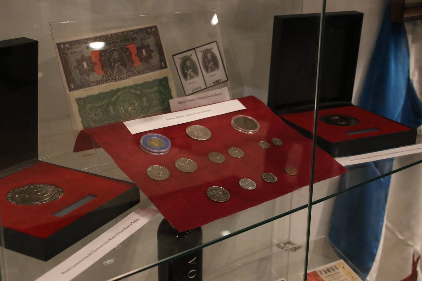 La Casa-Museo Vasco Núñez de Balboa reabrió, ayer, sus puertas con motivo del V Centenario de la muerte del ilustre explorador, gobernante y conquistador jerezano. Virginia Borrallo, alcaldesa del municipio, y Antonio Torrado, miembro de la oficina de turismo, destacaron que esta reapertura se debe a que la Casa-Museo necesitaba «llenarse de contenido y ampliar su colección de enseres». La cita se convirtió, junto con la presentación del cupón de la ONCE el pasado 10 de enero, en el prólogo de una programación de actividades que se desarrollará durante el mes de febrero.