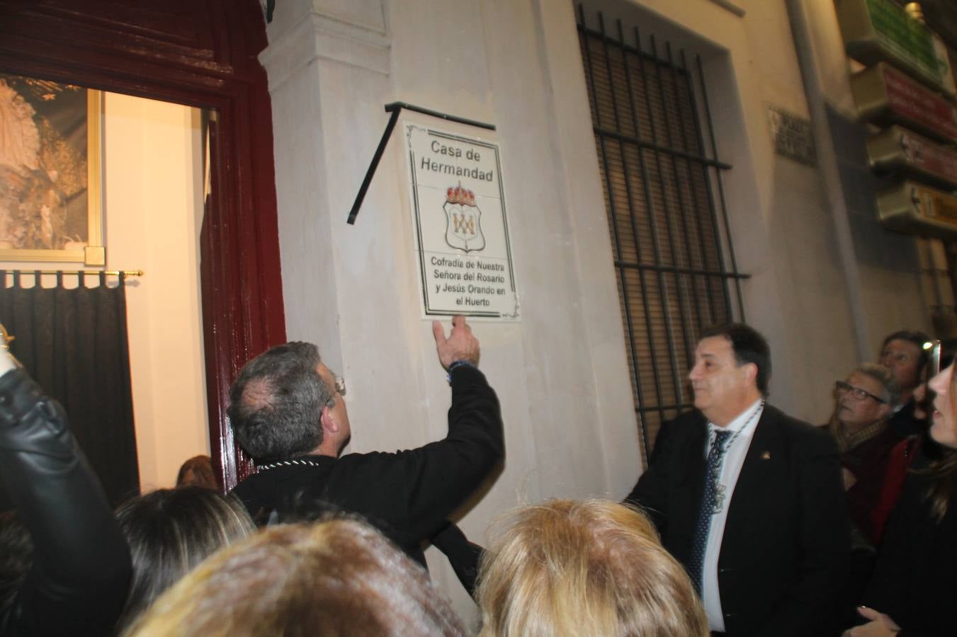 La Antigua y Pontificia Cofradía de Jesús Orando en el Huerto y Nuestra Señora del Rosario, cuya existencia se remonta al siglo XVI, según atestiguan los libros parroquiales, inauguró anoche su Casa de Hermandad, haciendo partícipe al resto de cofradías y hermandades de Jerez de los Caballeros de un momento extraordinario para incorporar a su Historia y a la de la propia Semana Santa Jerezana, de Interés Turístico Nacional. Mantos, túnicas y otros enseres representativos del legado de siglos que conserva esta Cofradía del Silencio, como se la conoce popularmente, se exponen en dicha Casa, ubicada en la planta superior de un ala de la Casa de la Iglesia, justo enfrente de la Puerta del Perdón de la Iglesia de San Miguel Arcángel desde la cual realiza su salida penitencial cada Martes Santo.