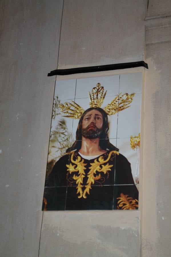 La Antigua y Pontificia Cofradía de Jesús Orando en el Huerto y Nuestra Señora del Rosario, cuya existencia se remonta al siglo XVI, según atestiguan los libros parroquiales, inauguró anoche su Casa de Hermandad, haciendo partícipe al resto de cofradías y hermandades de Jerez de los Caballeros de un momento extraordinario para incorporar a su Historia y a la de la propia Semana Santa Jerezana, de Interés Turístico Nacional. Mantos, túnicas y otros enseres representativos del legado de siglos que conserva esta Cofradía del Silencio, como se la conoce popularmente, se exponen en dicha Casa, ubicada en la planta superior de un ala de la Casa de la Iglesia, justo enfrente de la Puerta del Perdón de la Iglesia de San Miguel Arcángel desde la cual realiza su salida penitencial cada Martes Santo.