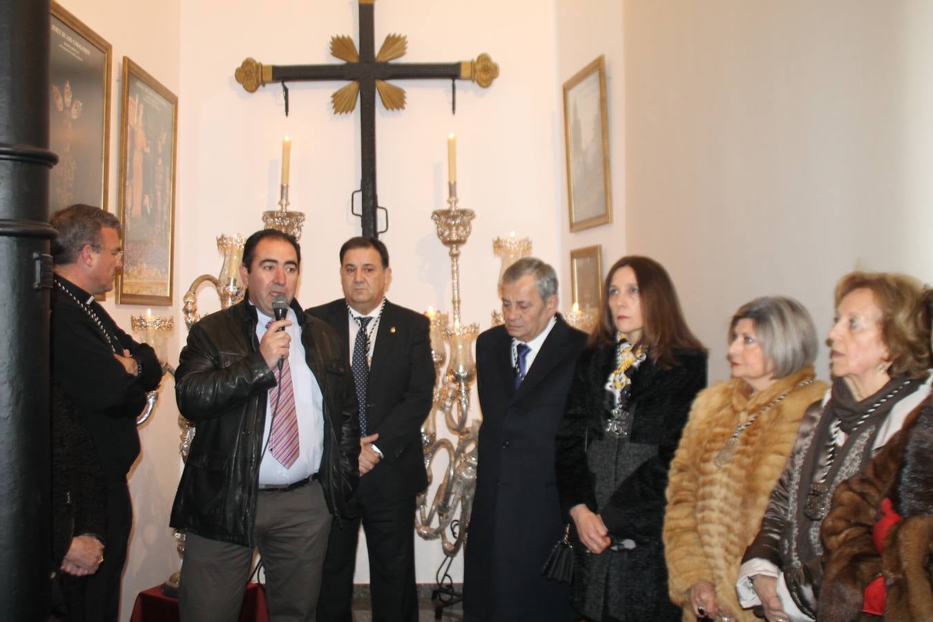 La Antigua y Pontificia Cofradía de Jesús Orando en el Huerto y Nuestra Señora del Rosario, cuya existencia se remonta al siglo XVI, según atestiguan los libros parroquiales, inauguró anoche su Casa de Hermandad, haciendo partícipe al resto de cofradías y hermandades de Jerez de los Caballeros de un momento extraordinario para incorporar a su Historia y a la de la propia Semana Santa Jerezana, de Interés Turístico Nacional. Mantos, túnicas y otros enseres representativos del legado de siglos que conserva esta Cofradía del Silencio, como se la conoce popularmente, se exponen en dicha Casa, ubicada en la planta superior de un ala de la Casa de la Iglesia, justo enfrente de la Puerta del Perdón de la Iglesia de San Miguel Arcángel desde la cual realiza su salida penitencial cada Martes Santo.