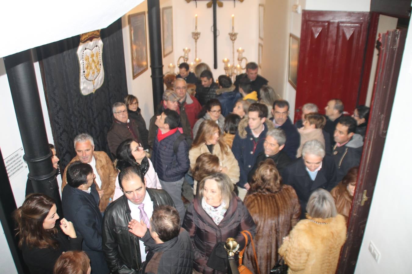 La Antigua y Pontificia Cofradía de Jesús Orando en el Huerto y Nuestra Señora del Rosario, cuya existencia se remonta al siglo XVI, según atestiguan los libros parroquiales, inauguró anoche su Casa de Hermandad, haciendo partícipe al resto de cofradías y hermandades de Jerez de los Caballeros de un momento extraordinario para incorporar a su Historia y a la de la propia Semana Santa Jerezana, de Interés Turístico Nacional. Mantos, túnicas y otros enseres representativos del legado de siglos que conserva esta Cofradía del Silencio, como se la conoce popularmente, se exponen en dicha Casa, ubicada en la planta superior de un ala de la Casa de la Iglesia, justo enfrente de la Puerta del Perdón de la Iglesia de San Miguel Arcángel desde la cual realiza su salida penitencial cada Martes Santo.
