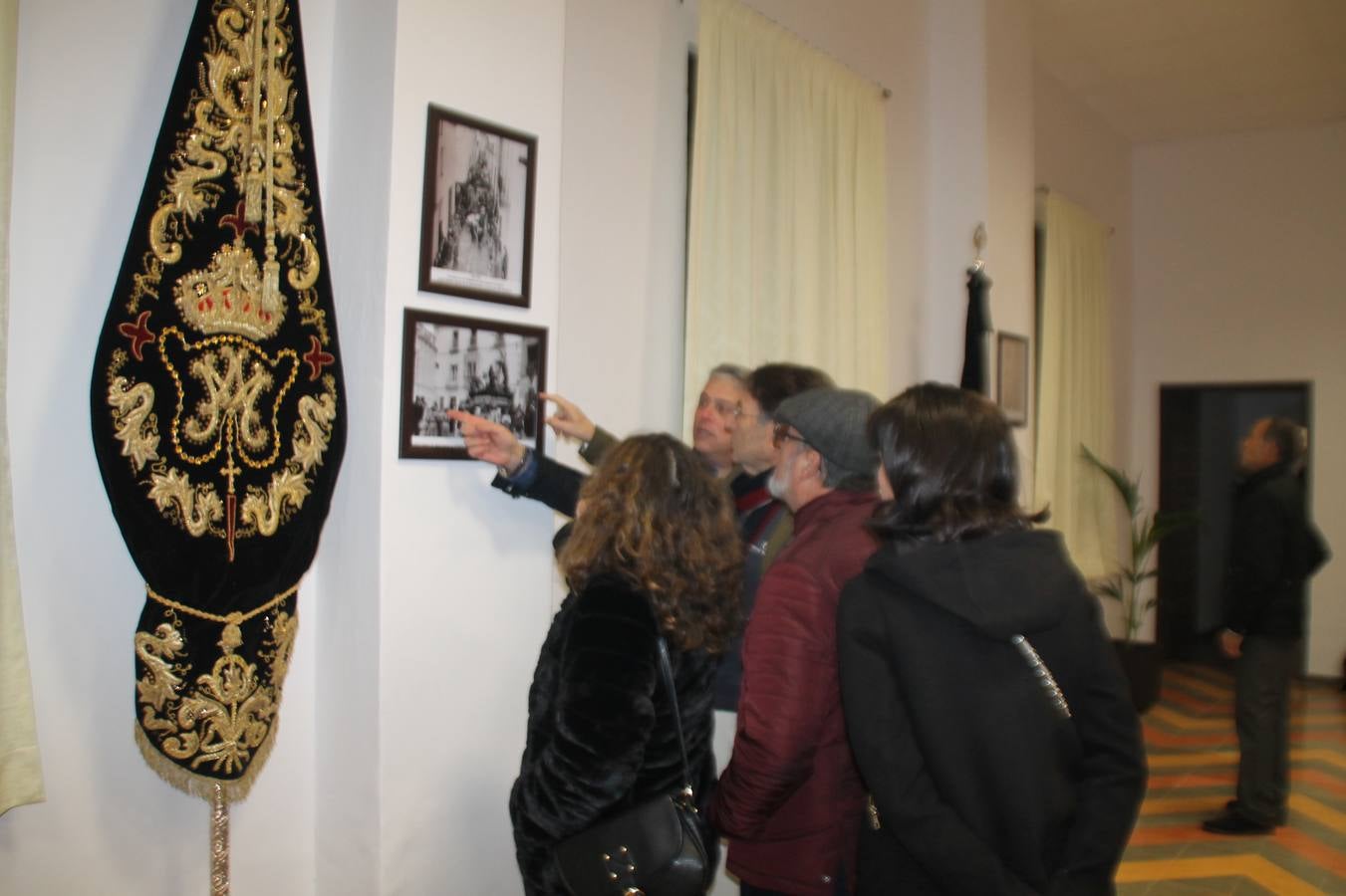 La Antigua y Pontificia Cofradía de Jesús Orando en el Huerto y Nuestra Señora del Rosario, cuya existencia se remonta al siglo XVI, según atestiguan los libros parroquiales, inauguró anoche su Casa de Hermandad, haciendo partícipe al resto de cofradías y hermandades de Jerez de los Caballeros de un momento extraordinario para incorporar a su Historia y a la de la propia Semana Santa Jerezana, de Interés Turístico Nacional. Mantos, túnicas y otros enseres representativos del legado de siglos que conserva esta Cofradía del Silencio, como se la conoce popularmente, se exponen en dicha Casa, ubicada en la planta superior de un ala de la Casa de la Iglesia, justo enfrente de la Puerta del Perdón de la Iglesia de San Miguel Arcángel desde la cual realiza su salida penitencial cada Martes Santo.