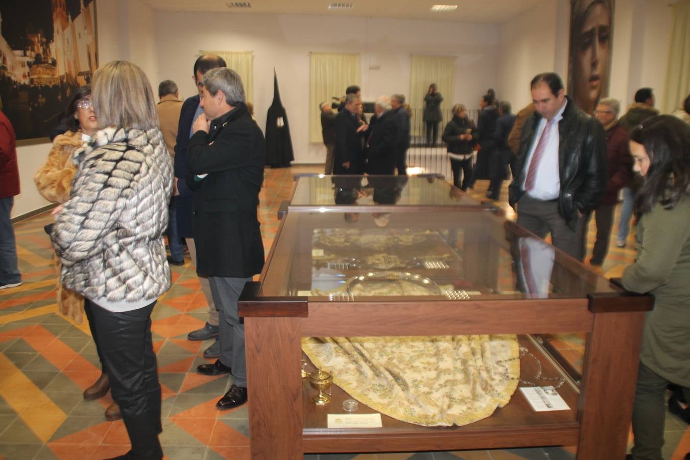 La Antigua y Pontificia Cofradía de Jesús Orando en el Huerto y Nuestra Señora del Rosario, cuya existencia se remonta al siglo XVI, según atestiguan los libros parroquiales, inauguró anoche su Casa de Hermandad, haciendo partícipe al resto de cofradías y hermandades de Jerez de los Caballeros de un momento extraordinario para incorporar a su Historia y a la de la propia Semana Santa Jerezana, de Interés Turístico Nacional. Mantos, túnicas y otros enseres representativos del legado de siglos que conserva esta Cofradía del Silencio, como se la conoce popularmente, se exponen en dicha Casa, ubicada en la planta superior de un ala de la Casa de la Iglesia, justo enfrente de la Puerta del Perdón de la Iglesia de San Miguel Arcángel desde la cual realiza su salida penitencial cada Martes Santo.