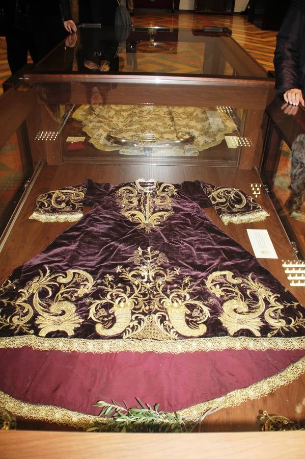La Antigua y Pontificia Cofradía de Jesús Orando en el Huerto y Nuestra Señora del Rosario, cuya existencia se remonta al siglo XVI, según atestiguan los libros parroquiales, inauguró anoche su Casa de Hermandad, haciendo partícipe al resto de cofradías y hermandades de Jerez de los Caballeros de un momento extraordinario para incorporar a su Historia y a la de la propia Semana Santa Jerezana, de Interés Turístico Nacional. Mantos, túnicas y otros enseres representativos del legado de siglos que conserva esta Cofradía del Silencio, como se la conoce popularmente, se exponen en dicha Casa, ubicada en la planta superior de un ala de la Casa de la Iglesia, justo enfrente de la Puerta del Perdón de la Iglesia de San Miguel Arcángel desde la cual realiza su salida penitencial cada Martes Santo.