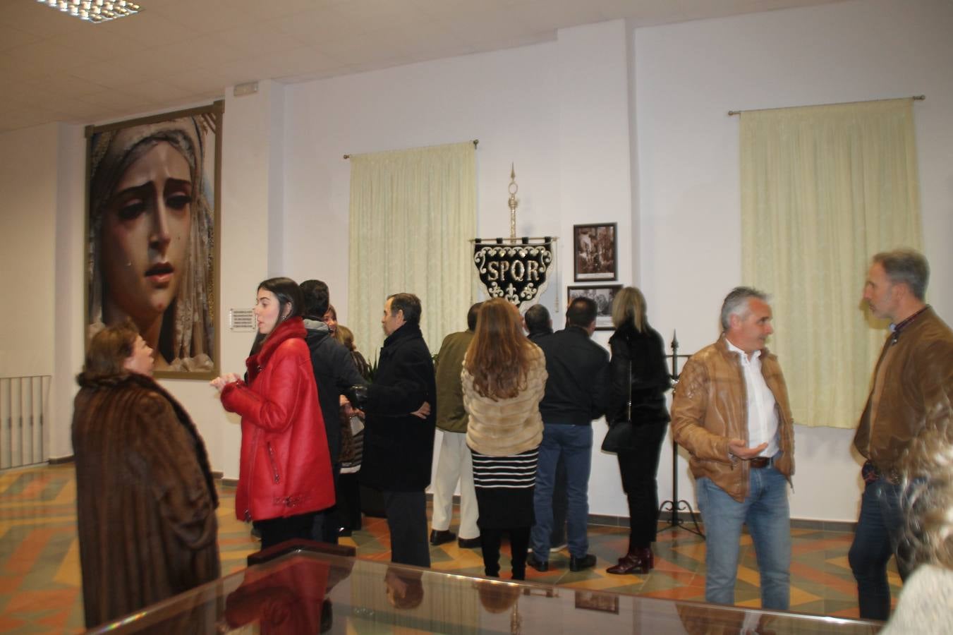 La Antigua y Pontificia Cofradía de Jesús Orando en el Huerto y Nuestra Señora del Rosario, cuya existencia se remonta al siglo XVI, según atestiguan los libros parroquiales, inauguró anoche su Casa de Hermandad, haciendo partícipe al resto de cofradías y hermandades de Jerez de los Caballeros de un momento extraordinario para incorporar a su Historia y a la de la propia Semana Santa Jerezana, de Interés Turístico Nacional. Mantos, túnicas y otros enseres representativos del legado de siglos que conserva esta Cofradía del Silencio, como se la conoce popularmente, se exponen en dicha Casa, ubicada en la planta superior de un ala de la Casa de la Iglesia, justo enfrente de la Puerta del Perdón de la Iglesia de San Miguel Arcángel desde la cual realiza su salida penitencial cada Martes Santo.