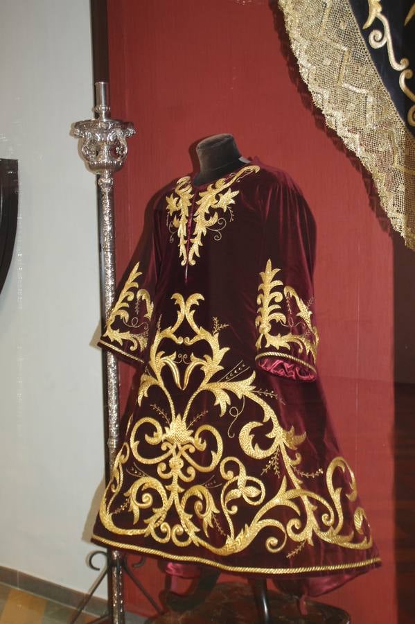 La Antigua y Pontificia Cofradía de Jesús Orando en el Huerto y Nuestra Señora del Rosario, cuya existencia se remonta al siglo XVI, según atestiguan los libros parroquiales, inauguró anoche su Casa de Hermandad, haciendo partícipe al resto de cofradías y hermandades de Jerez de los Caballeros de un momento extraordinario para incorporar a su Historia y a la de la propia Semana Santa Jerezana, de Interés Turístico Nacional. Mantos, túnicas y otros enseres representativos del legado de siglos que conserva esta Cofradía del Silencio, como se la conoce popularmente, se exponen en dicha Casa, ubicada en la planta superior de un ala de la Casa de la Iglesia, justo enfrente de la Puerta del Perdón de la Iglesia de San Miguel Arcángel desde la cual realiza su salida penitencial cada Martes Santo.