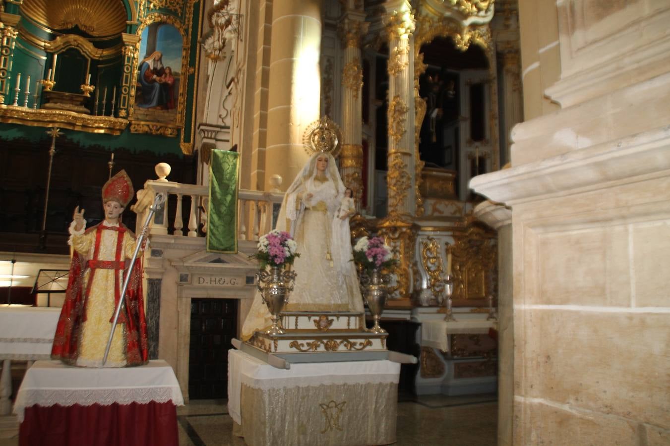Personas de todas las edades han acudido en la mañana de este domingo, 3 de febrero, a la iglesia de Santa María de la Encarnación para cumplir con la costumbre de adquirir el cordón de San Blas, en el día en que se celebra su festividad. Se trata de una tradición arraigada en esta ciudad y vinculada a la Cofradía de Nuestro Padre Jesús Nazareno que la pone en valor cada año junto con el párroco de la ciudad.