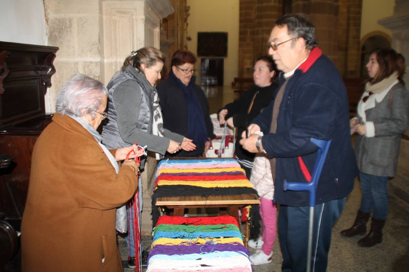 Personas de todas las edades han acudido en la mañana de este domingo, 3 de febrero, a la iglesia de Santa María de la Encarnación para cumplir con la costumbre de adquirir el cordón de San Blas, en el día en que se celebra su festividad. Se trata de una tradición arraigada en esta ciudad y vinculada a la Cofradía de Nuestro Padre Jesús Nazareno que la pone en valor cada año junto con el párroco de la ciudad.