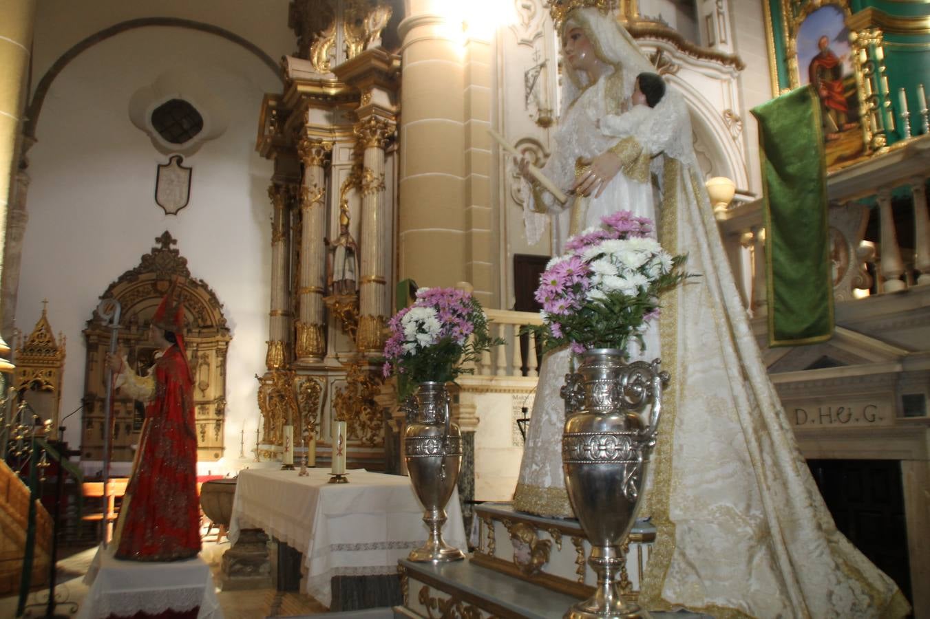 Personas de todas las edades han acudido en la mañana de este domingo, 3 de febrero, a la iglesia de Santa María de la Encarnación para cumplir con la costumbre de adquirir el cordón de San Blas, en el día en que se celebra su festividad. Se trata de una tradición arraigada en esta ciudad y vinculada a la Cofradía de Nuestro Padre Jesús Nazareno que la pone en valor cada año junto con el párroco de la ciudad.