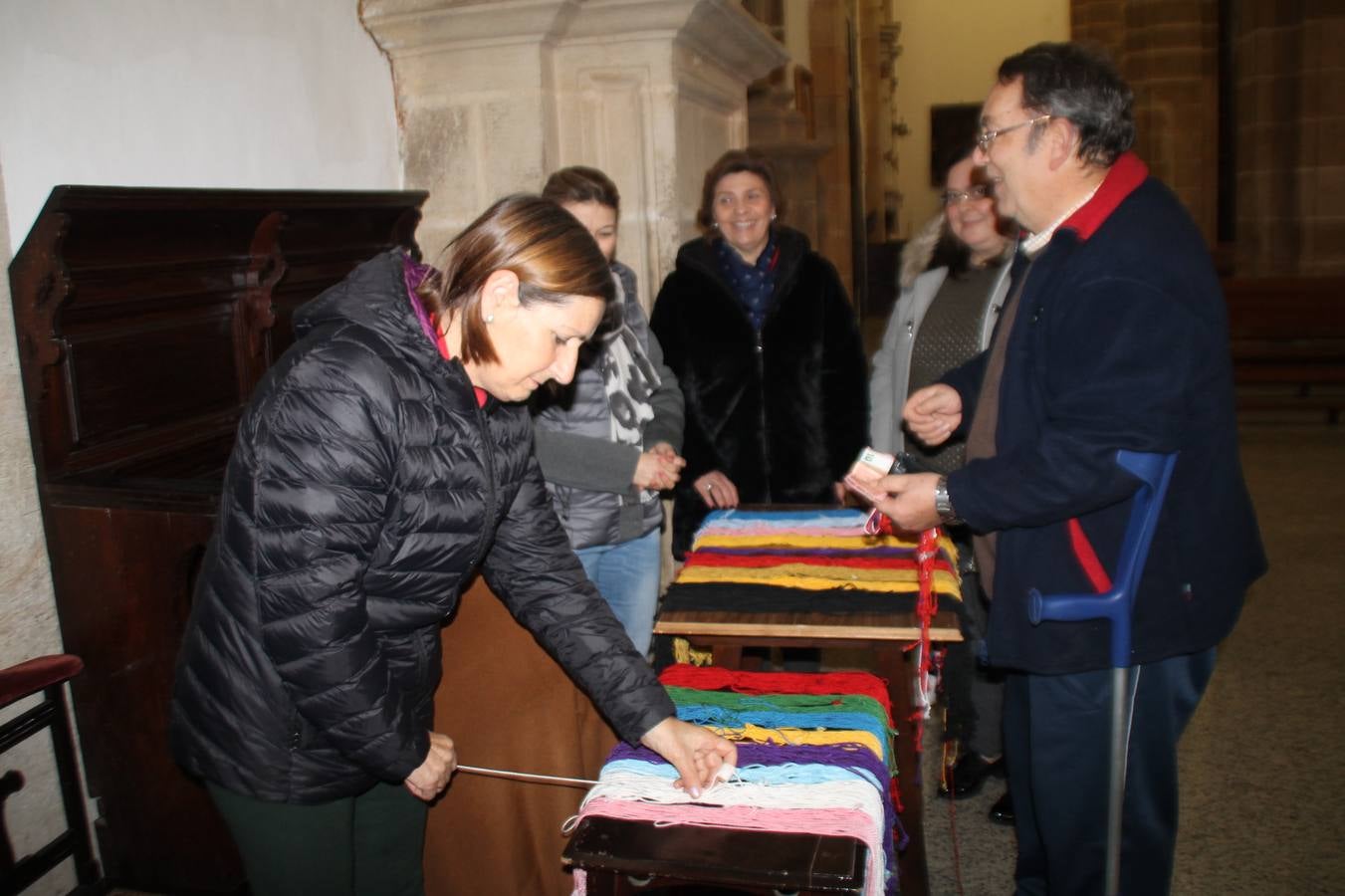 Personas de todas las edades han acudido en la mañana de este domingo, 3 de febrero, a la iglesia de Santa María de la Encarnación para cumplir con la costumbre de adquirir el cordón de San Blas, en el día en que se celebra su festividad. Se trata de una tradición arraigada en esta ciudad y vinculada a la Cofradía de Nuestro Padre Jesús Nazareno que la pone en valor cada año junto con el párroco de la ciudad.