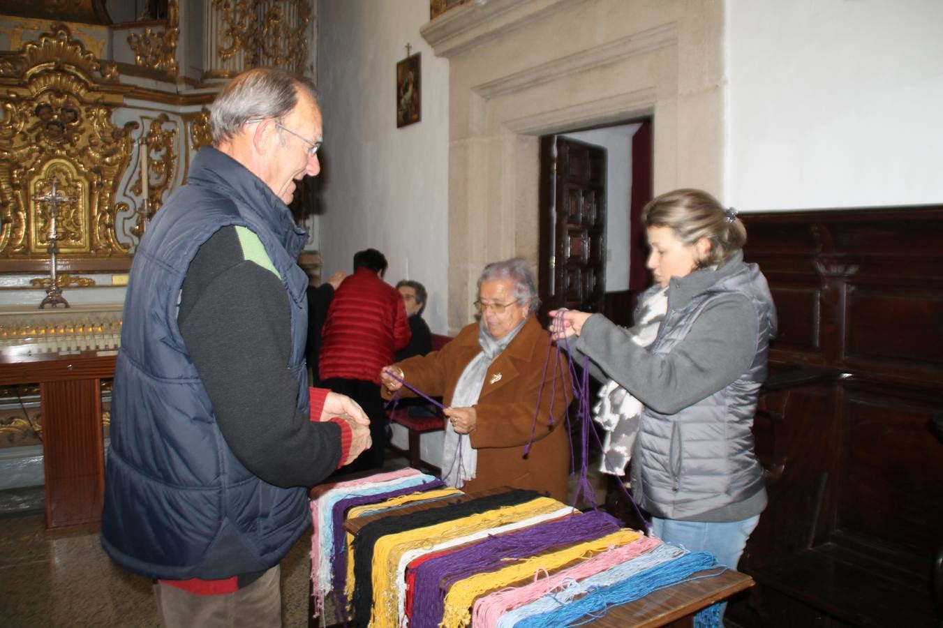 Personas de todas las edades han acudido en la mañana de este domingo, 3 de febrero, a la iglesia de Santa María de la Encarnación para cumplir con la costumbre de adquirir el cordón de San Blas, en el día en que se celebra su festividad. Se trata de una tradición arraigada en esta ciudad y vinculada a la Cofradía de Nuestro Padre Jesús Nazareno que la pone en valor cada año junto con el párroco de la ciudad.