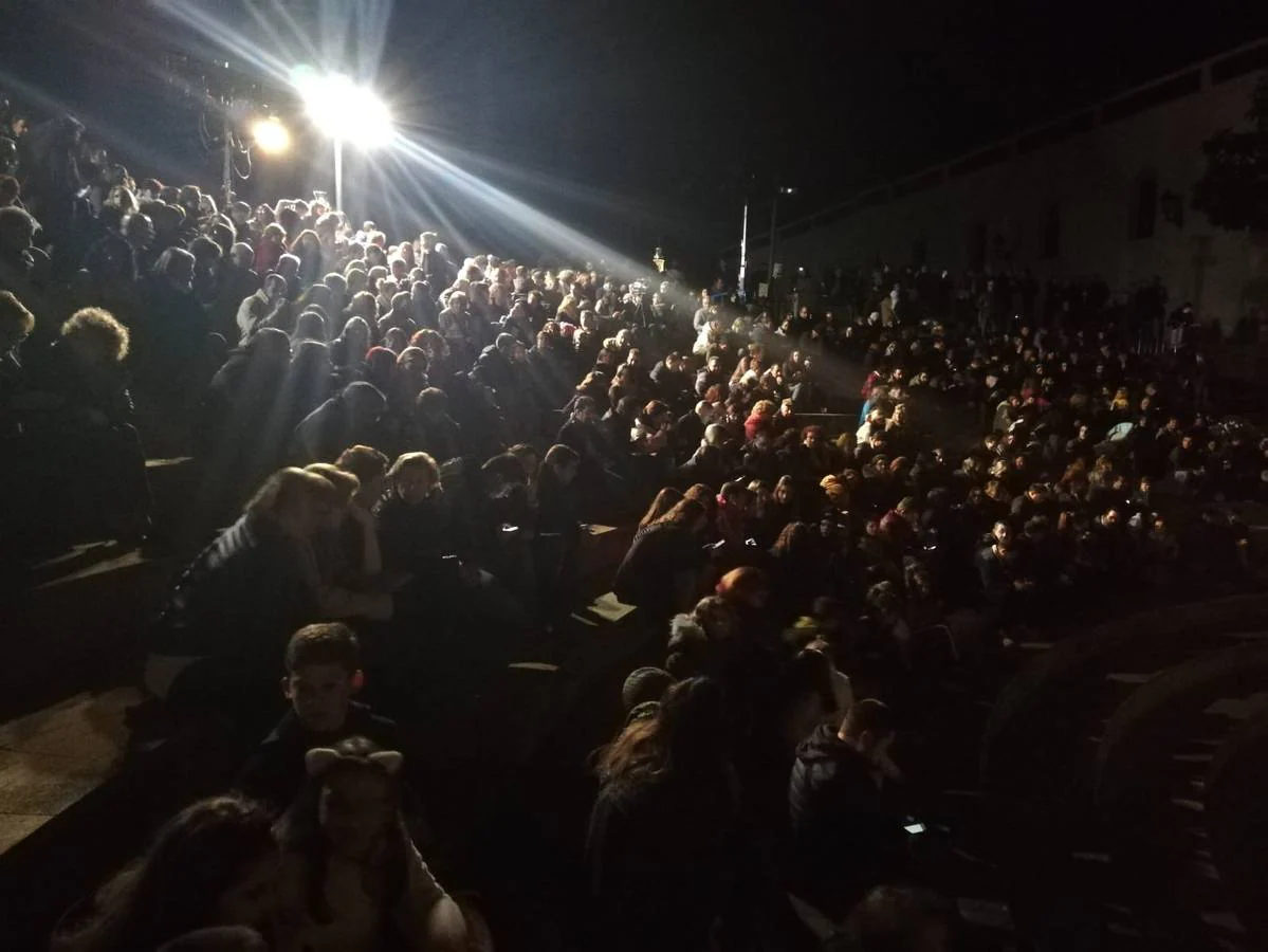 Jerez de los Caballeros rindió, ayer, homenaje a su ilustre hijo Vasco Núñez de Balboa con la representación teatral 'Balboa, la llave de la última frontera'. Más de medio centenar de personas recrearon la vida y ensalzaron la figura del explorador con una gran puesta en escena en el morabito de la Plaza de la Alcazaba.La citada representación estuvo dirigida por Pablo Pérez de Lazarraga y su guión estuvo basado en la obra de Feliciano Correa, historiador y cronista oficial de Jerez, titulada 'Balboa, la fantástica historia de un hidalgo español'. La recreación comenzó con un pasacalle que partió desde el Cine-Teatro Balboa y que, como ya avanzó HOY Jerez, «es fruto de varios meses de trabajo a través de los talleres de teatro, acrobacia y percusión que se han realizado en la localidad en estos últimos meses y al frente de los cuales han estado Fermín Núñez y Javier López». 