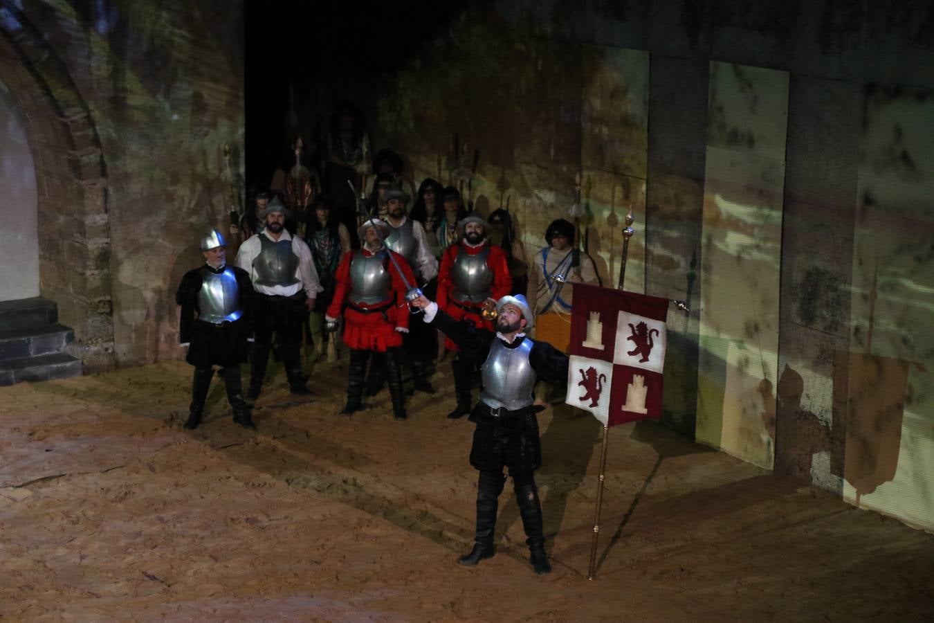 Jerez de los Caballeros rindió, ayer, homenaje a su ilustre hijo Vasco Núñez de Balboa con la representación teatral 'Balboa, la llave de la última frontera'. Más de medio centenar de personas recrearon la vida y ensalzaron la figura del explorador con una gran puesta en escena en el morabito de la Plaza de la Alcazaba.La citada representación estuvo dirigida por Pablo Pérez de Lazarraga y su guión estuvo basado en la obra de Feliciano Correa, historiador y cronista oficial de Jerez, titulada 'Balboa, la fantástica historia de un hidalgo español'. La recreación comenzó con un pasacalle que partió desde el Cine-Teatro Balboa y que, como ya avanzó HOY Jerez, «es fruto de varios meses de trabajo a través de los talleres de teatro, acrobacia y percusión que se han realizado en la localidad en estos últimos meses y al frente de los cuales han estado Fermín Núñez y Javier López». 