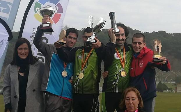 Manuel Gómez, a la izquierda, con su trofeo.