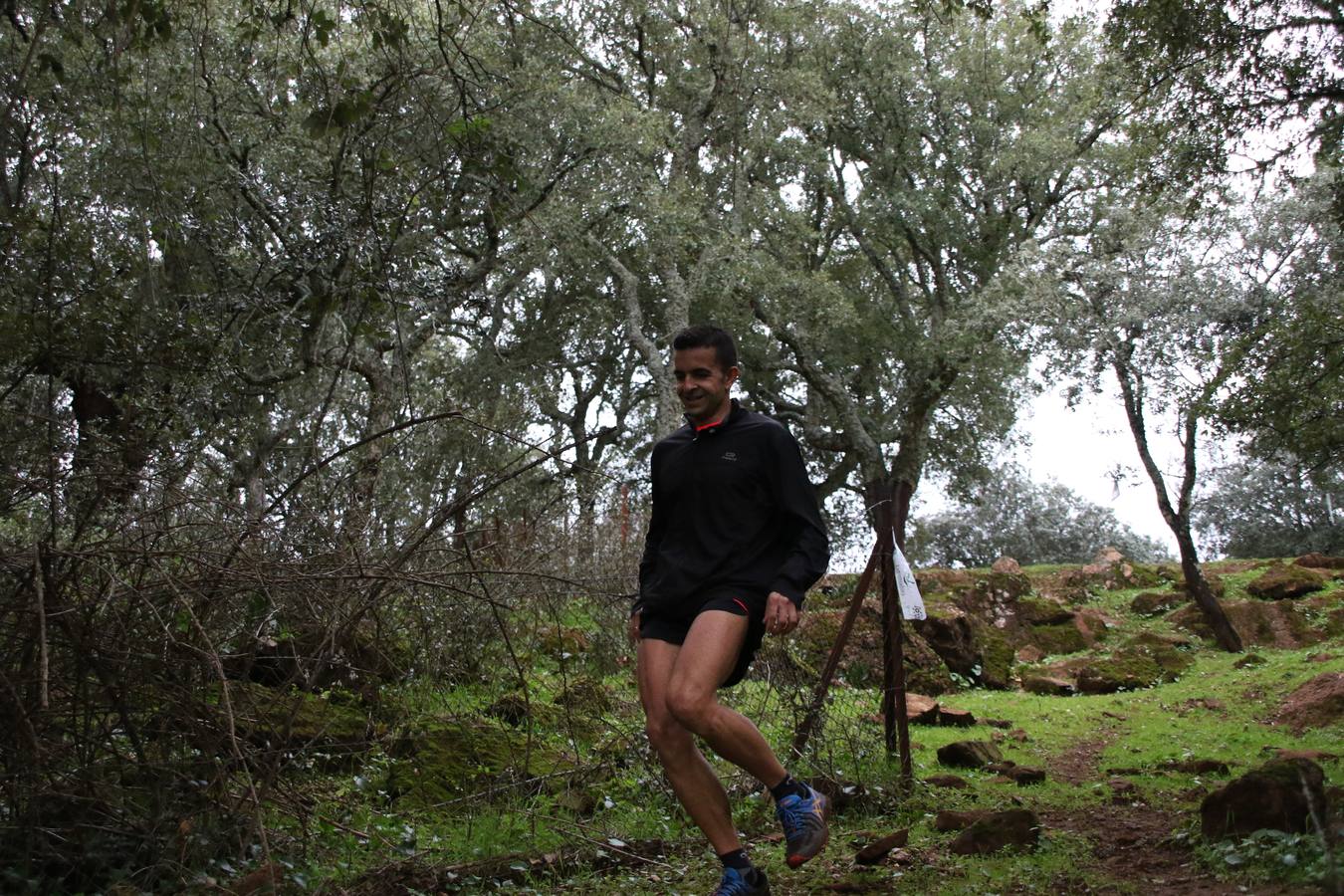 Daniel Remón Señorán, en masculino, y Beatriz González Suárez, en femenino, han sido los vencedores absolutos del I Trail Jerez de los Caballeros-Sierra San José que se ha celebrado, esta mañana, en el municipio. La prueba, de 27 kilómetros, ha contado con un circuito alternativo, de 11 kilómetros, donde el jerezano Fernando Méndez García y María Isabel González Méndez se han alzado con la victoria. Más de 200 corredores han disfrutado de esta prueba que ha conjugado deporte y naturaleza.