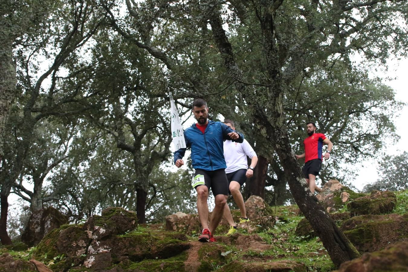 Daniel Remón Señorán, en masculino, y Beatriz González Suárez, en femenino, han sido los vencedores absolutos del I Trail Jerez de los Caballeros-Sierra San José que se ha celebrado, esta mañana, en el municipio. La prueba, de 27 kilómetros, ha contado con un circuito alternativo, de 11 kilómetros, donde el jerezano Fernando Méndez García y María Isabel González Méndez se han alzado con la victoria. Más de 200 corredores han disfrutado de esta prueba que ha conjugado deporte y naturaleza.