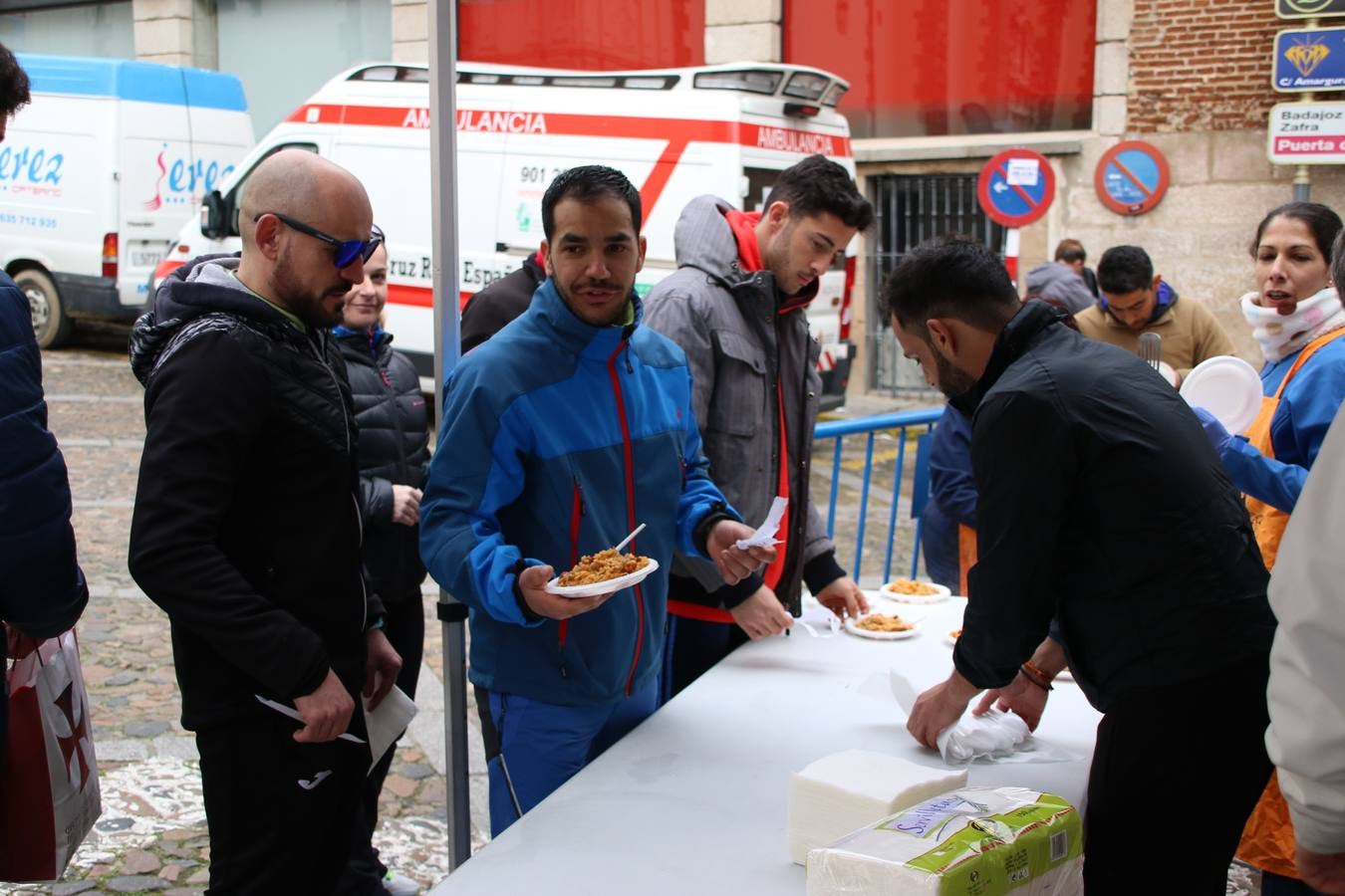Daniel Remón Señorán, en masculino, y Beatriz González Suárez, en femenino, han sido los vencedores absolutos del I Trail Jerez de los Caballeros-Sierra San José que se ha celebrado, esta mañana, en el municipio. La prueba, de 27 kilómetros, ha contado con un circuito alternativo, de 11 kilómetros, donde el jerezano Fernando Méndez García y María Isabel González Méndez se han alzado con la victoria. Más de 200 corredores han disfrutado de esta prueba que ha conjugado deporte y naturaleza.
