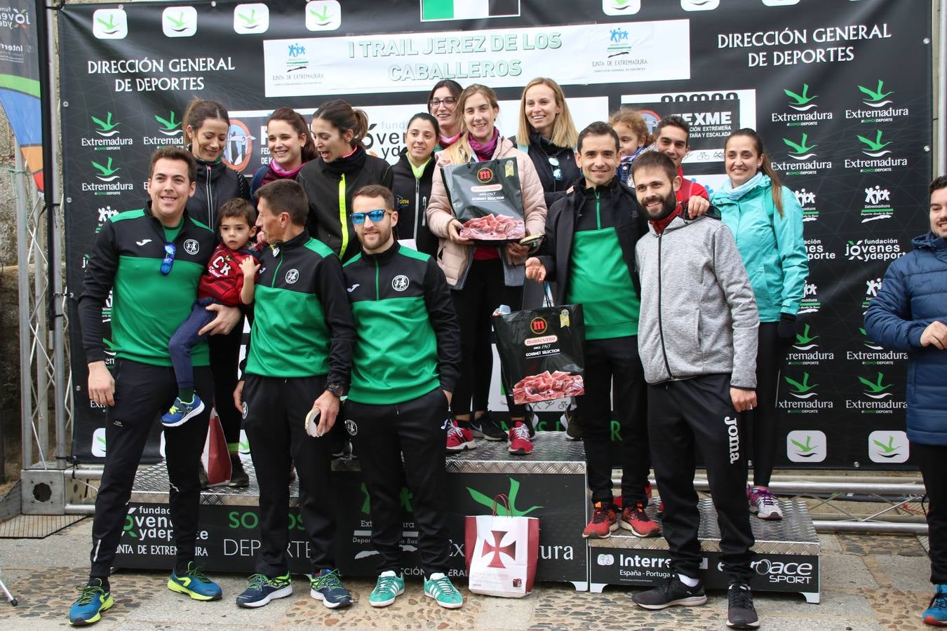 Daniel Remón Señorán, en masculino, y Beatriz González Suárez, en femenino, han sido los vencedores absolutos del I Trail Jerez de los Caballeros-Sierra San José que se ha celebrado, esta mañana, en el municipio. La prueba, de 27 kilómetros, ha contado con un circuito alternativo, de 11 kilómetros, donde el jerezano Fernando Méndez García y María Isabel González Méndez se han alzado con la victoria. Más de 200 corredores han disfrutado de esta prueba que ha conjugado deporte y naturaleza.