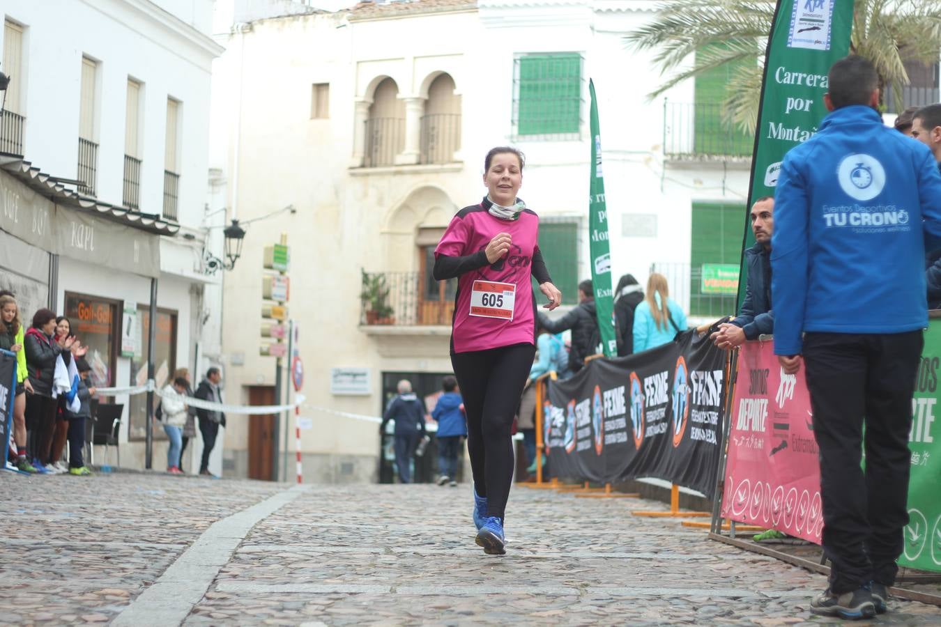 Daniel Remón Señorán, en masculino, y Beatriz González Suárez, en femenino, han sido los vencedores absolutos del I Trail Jerez de los Caballeros-Sierra San José que se ha celebrado, esta mañana, en el municipio. La prueba, de 27 kilómetros, ha contado con un circuito alternativo, de 11 kilómetros, donde el jerezano Fernando Méndez García y María Isabel González Méndez se han alzado con la victoria. Más de 200 corredores han disfrutado de esta prueba que ha conjugado deporte y naturaleza.