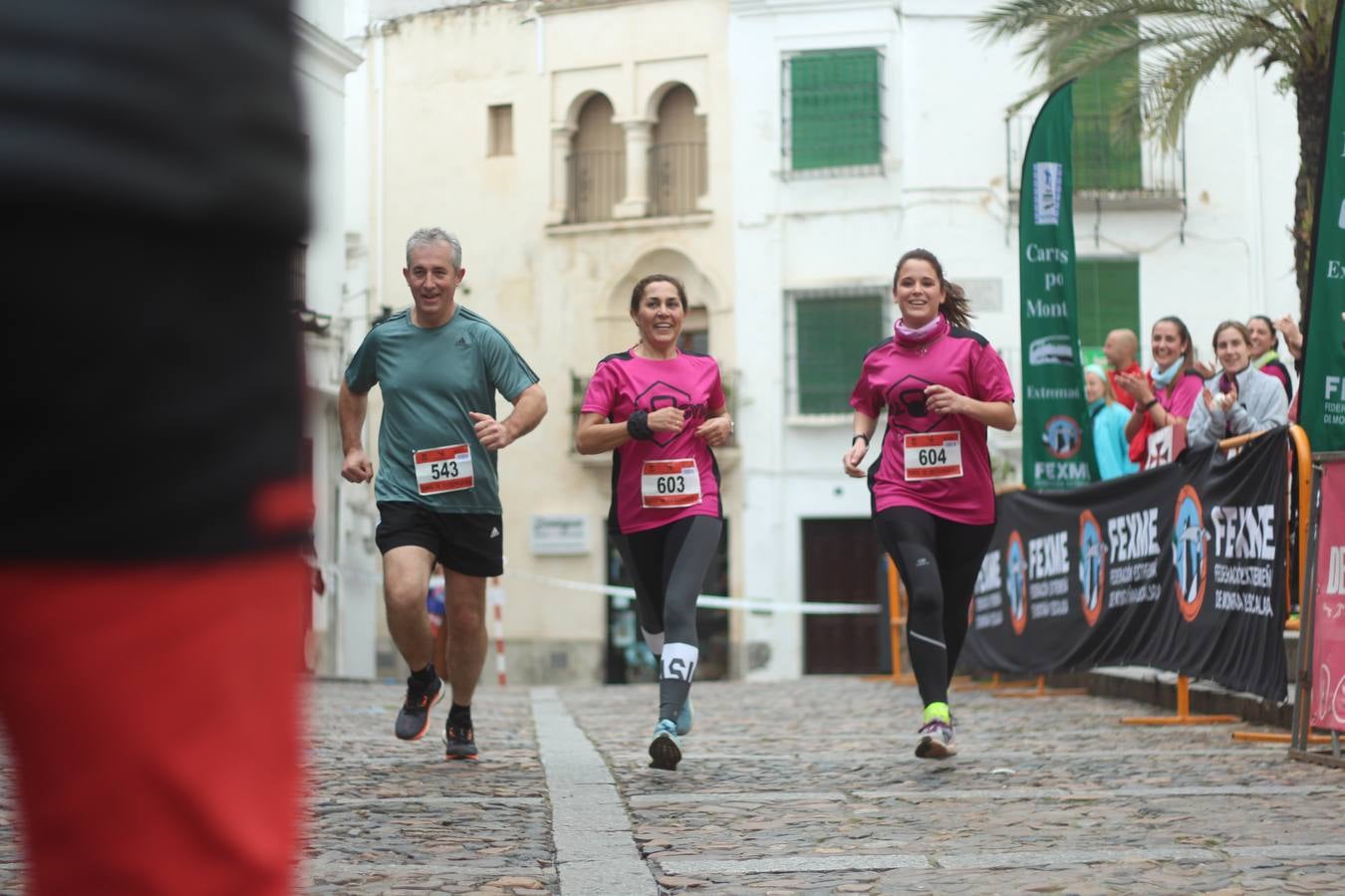 Daniel Remón Señorán, en masculino, y Beatriz González Suárez, en femenino, han sido los vencedores absolutos del I Trail Jerez de los Caballeros-Sierra San José que se ha celebrado, esta mañana, en el municipio. La prueba, de 27 kilómetros, ha contado con un circuito alternativo, de 11 kilómetros, donde el jerezano Fernando Méndez García y María Isabel González Méndez se han alzado con la victoria. Más de 200 corredores han disfrutado de esta prueba que ha conjugado deporte y naturaleza.