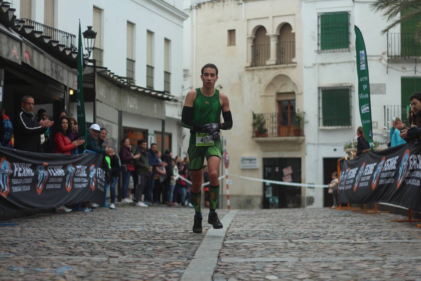 Daniel Remón Señorán, en masculino, y Beatriz González Suárez, en femenino, han sido los vencedores absolutos del I Trail Jerez de los Caballeros-Sierra San José que se ha celebrado, esta mañana, en el municipio. La prueba, de 27 kilómetros, ha contado con un circuito alternativo, de 11 kilómetros, donde el jerezano Fernando Méndez García y María Isabel González Méndez se han alzado con la victoria. Más de 200 corredores han disfrutado de esta prueba que ha conjugado deporte y naturaleza.
