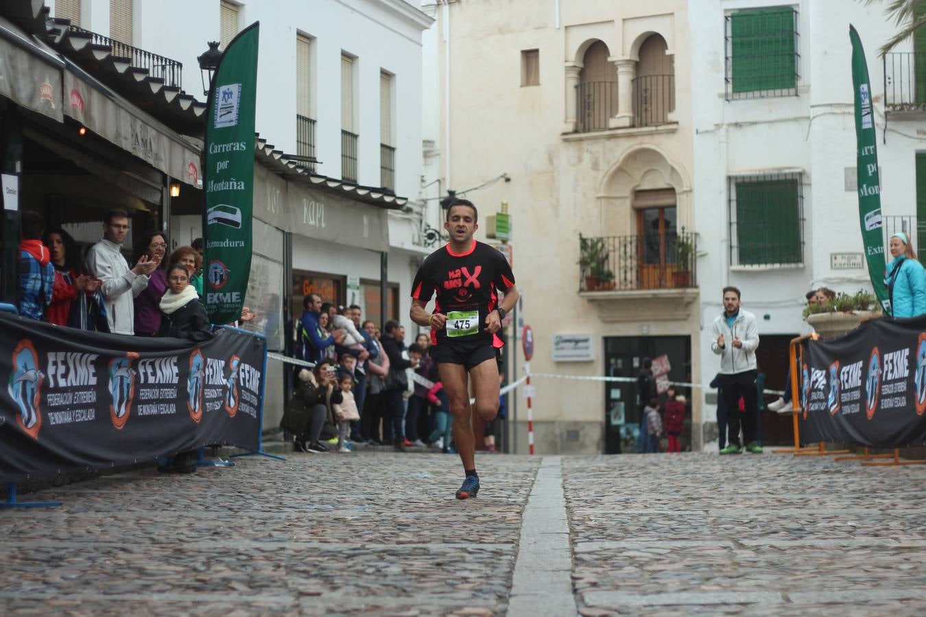 Daniel Remón Señorán, en masculino, y Beatriz González Suárez, en femenino, han sido los vencedores absolutos del I Trail Jerez de los Caballeros-Sierra San José que se ha celebrado, esta mañana, en el municipio. La prueba, de 27 kilómetros, ha contado con un circuito alternativo, de 11 kilómetros, donde el jerezano Fernando Méndez García y María Isabel González Méndez se han alzado con la victoria. Más de 200 corredores han disfrutado de esta prueba que ha conjugado deporte y naturaleza.