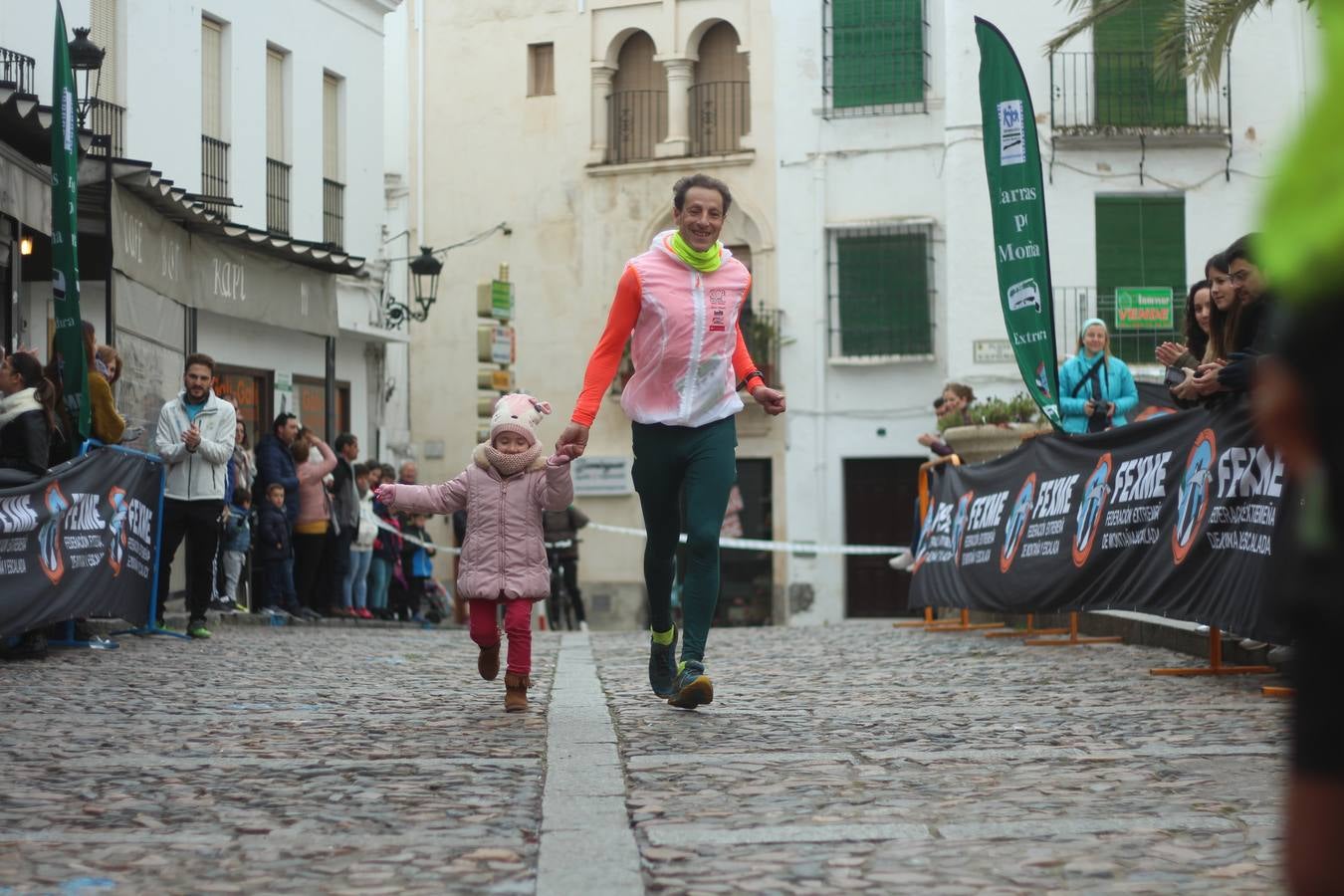 Daniel Remón Señorán, en masculino, y Beatriz González Suárez, en femenino, han sido los vencedores absolutos del I Trail Jerez de los Caballeros-Sierra San José que se ha celebrado, esta mañana, en el municipio. La prueba, de 27 kilómetros, ha contado con un circuito alternativo, de 11 kilómetros, donde el jerezano Fernando Méndez García y María Isabel González Méndez se han alzado con la victoria. Más de 200 corredores han disfrutado de esta prueba que ha conjugado deporte y naturaleza.
