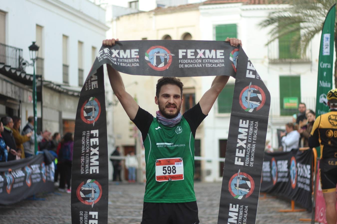 Daniel Remón Señorán, en masculino, y Beatriz González Suárez, en femenino, han sido los vencedores absolutos del I Trail Jerez de los Caballeros-Sierra San José que se ha celebrado, esta mañana, en el municipio. La prueba, de 27 kilómetros, ha contado con un circuito alternativo, de 11 kilómetros, donde el jerezano Fernando Méndez García y María Isabel González Méndez se han alzado con la victoria. Más de 200 corredores han disfrutado de esta prueba que ha conjugado deporte y naturaleza.