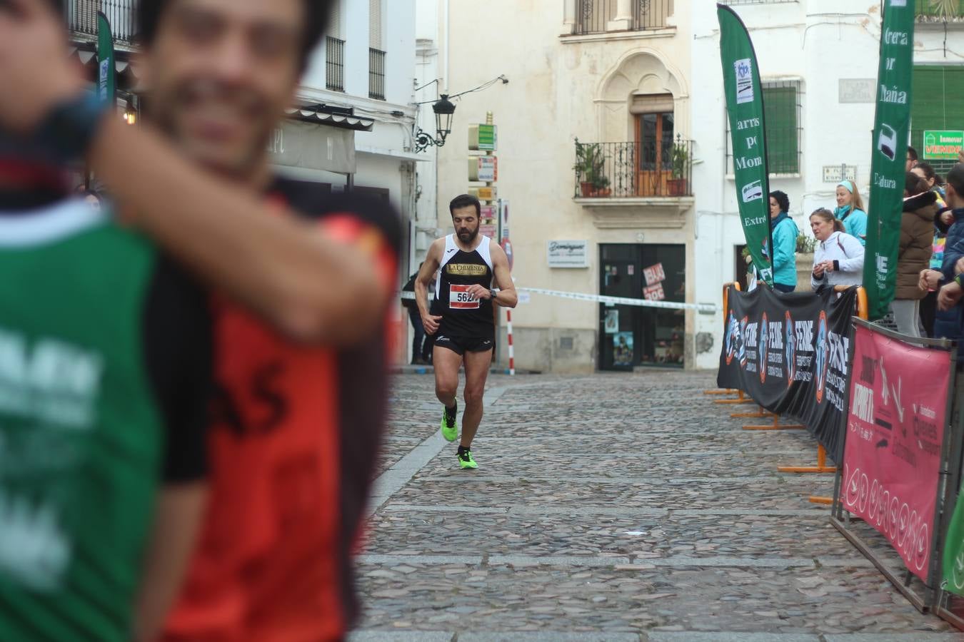 Daniel Remón Señorán, en masculino, y Beatriz González Suárez, en femenino, han sido los vencedores absolutos del I Trail Jerez de los Caballeros-Sierra San José que se ha celebrado, esta mañana, en el municipio. La prueba, de 27 kilómetros, ha contado con un circuito alternativo, de 11 kilómetros, donde el jerezano Fernando Méndez García y María Isabel González Méndez se han alzado con la victoria. Más de 200 corredores han disfrutado de esta prueba que ha conjugado deporte y naturaleza.