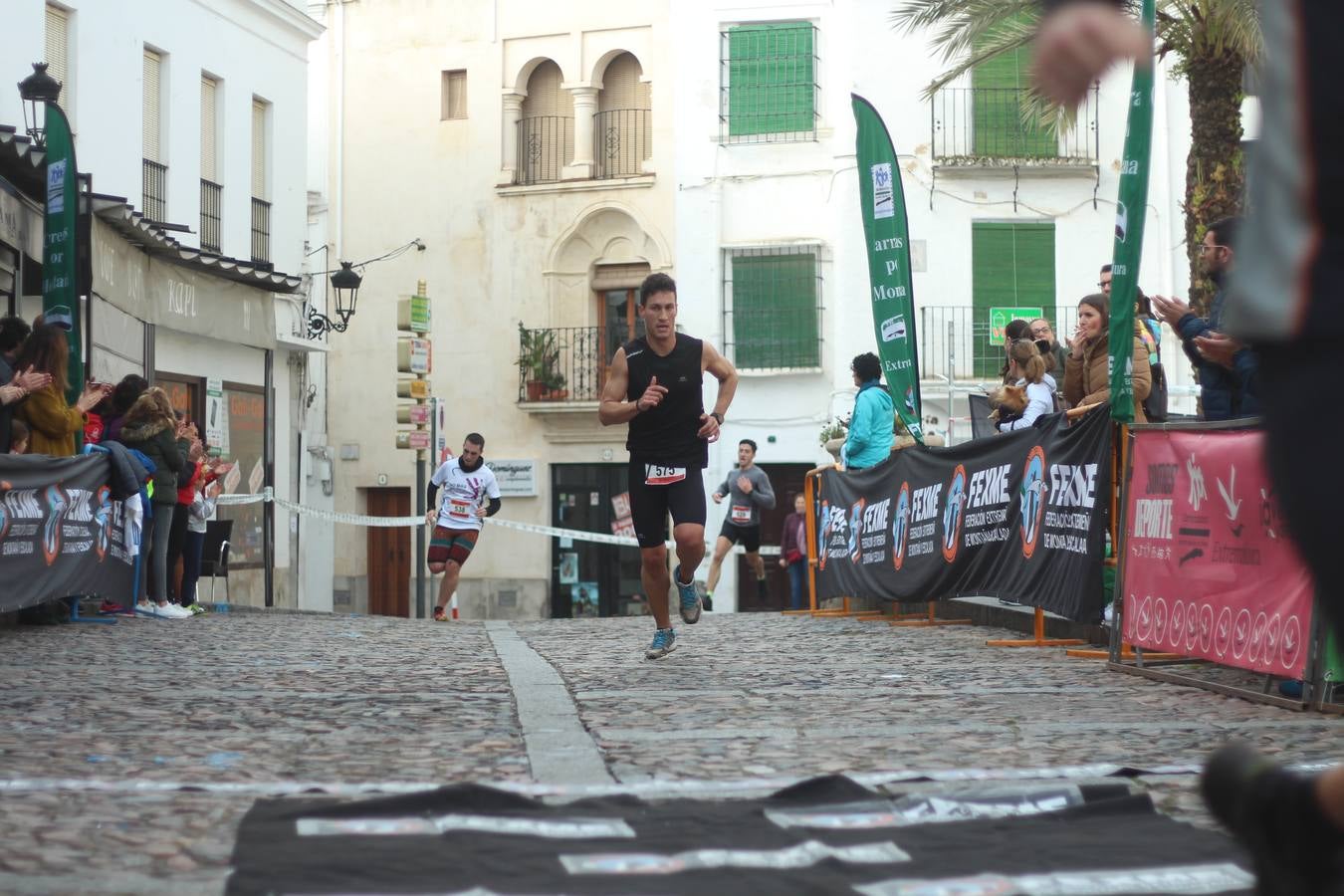 Daniel Remón Señorán, en masculino, y Beatriz González Suárez, en femenino, han sido los vencedores absolutos del I Trail Jerez de los Caballeros-Sierra San José que se ha celebrado, esta mañana, en el municipio. La prueba, de 27 kilómetros, ha contado con un circuito alternativo, de 11 kilómetros, donde el jerezano Fernando Méndez García y María Isabel González Méndez se han alzado con la victoria. Más de 200 corredores han disfrutado de esta prueba que ha conjugado deporte y naturaleza.