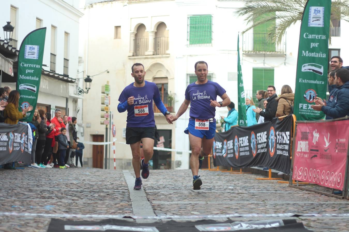 Daniel Remón Señorán, en masculino, y Beatriz González Suárez, en femenino, han sido los vencedores absolutos del I Trail Jerez de los Caballeros-Sierra San José que se ha celebrado, esta mañana, en el municipio. La prueba, de 27 kilómetros, ha contado con un circuito alternativo, de 11 kilómetros, donde el jerezano Fernando Méndez García y María Isabel González Méndez se han alzado con la victoria. Más de 200 corredores han disfrutado de esta prueba que ha conjugado deporte y naturaleza.