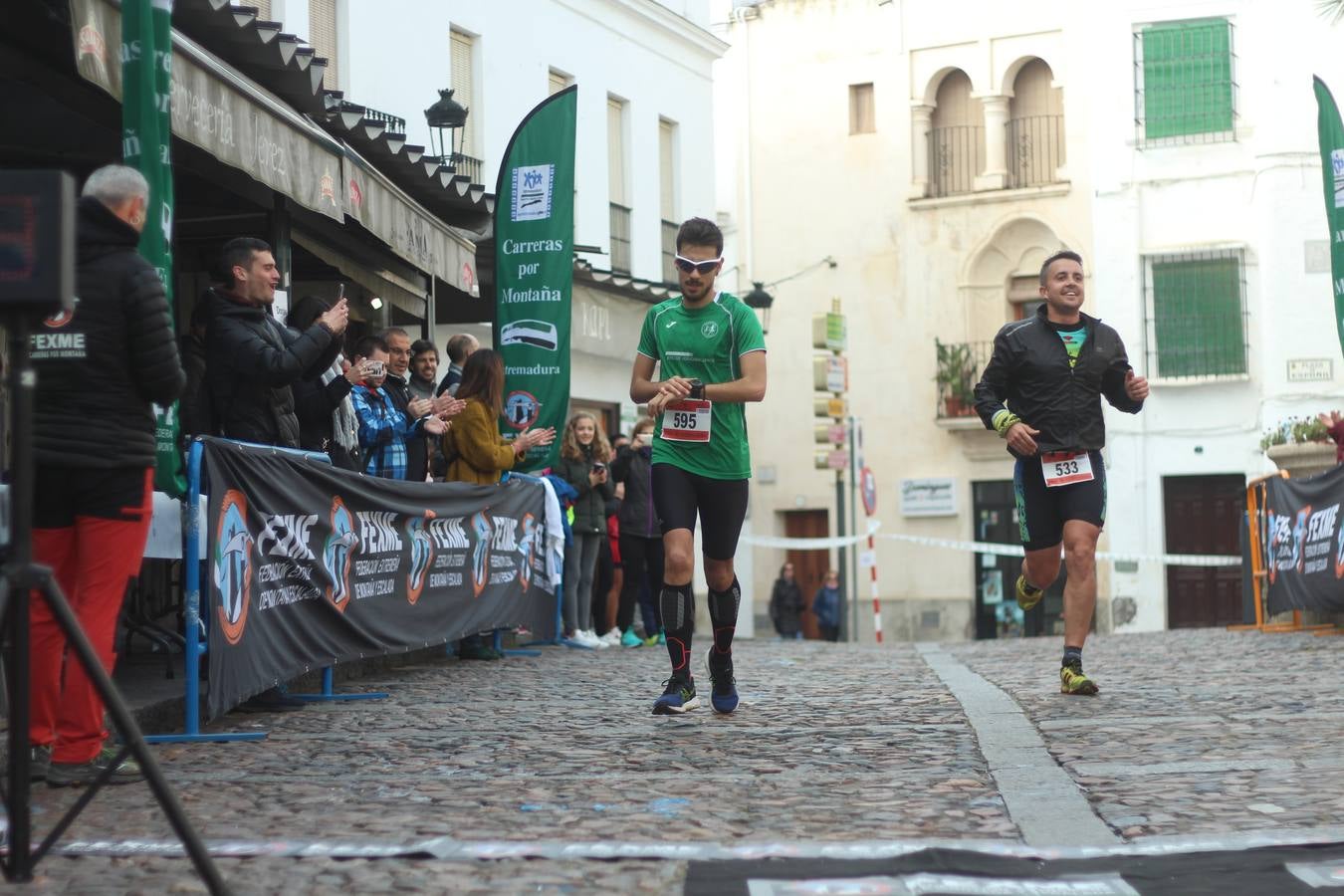 Daniel Remón Señorán, en masculino, y Beatriz González Suárez, en femenino, han sido los vencedores absolutos del I Trail Jerez de los Caballeros-Sierra San José que se ha celebrado, esta mañana, en el municipio. La prueba, de 27 kilómetros, ha contado con un circuito alternativo, de 11 kilómetros, donde el jerezano Fernando Méndez García y María Isabel González Méndez se han alzado con la victoria. Más de 200 corredores han disfrutado de esta prueba que ha conjugado deporte y naturaleza.
