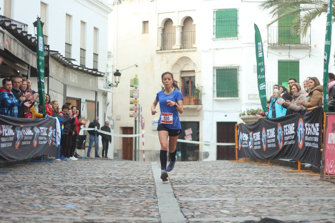Daniel Remón Señorán, en masculino, y Beatriz González Suárez, en femenino, han sido los vencedores absolutos del I Trail Jerez de los Caballeros-Sierra San José que se ha celebrado, esta mañana, en el municipio. La prueba, de 27 kilómetros, ha contado con un circuito alternativo, de 11 kilómetros, donde el jerezano Fernando Méndez García y María Isabel González Méndez se han alzado con la victoria. Más de 200 corredores han disfrutado de esta prueba que ha conjugado deporte y naturaleza.