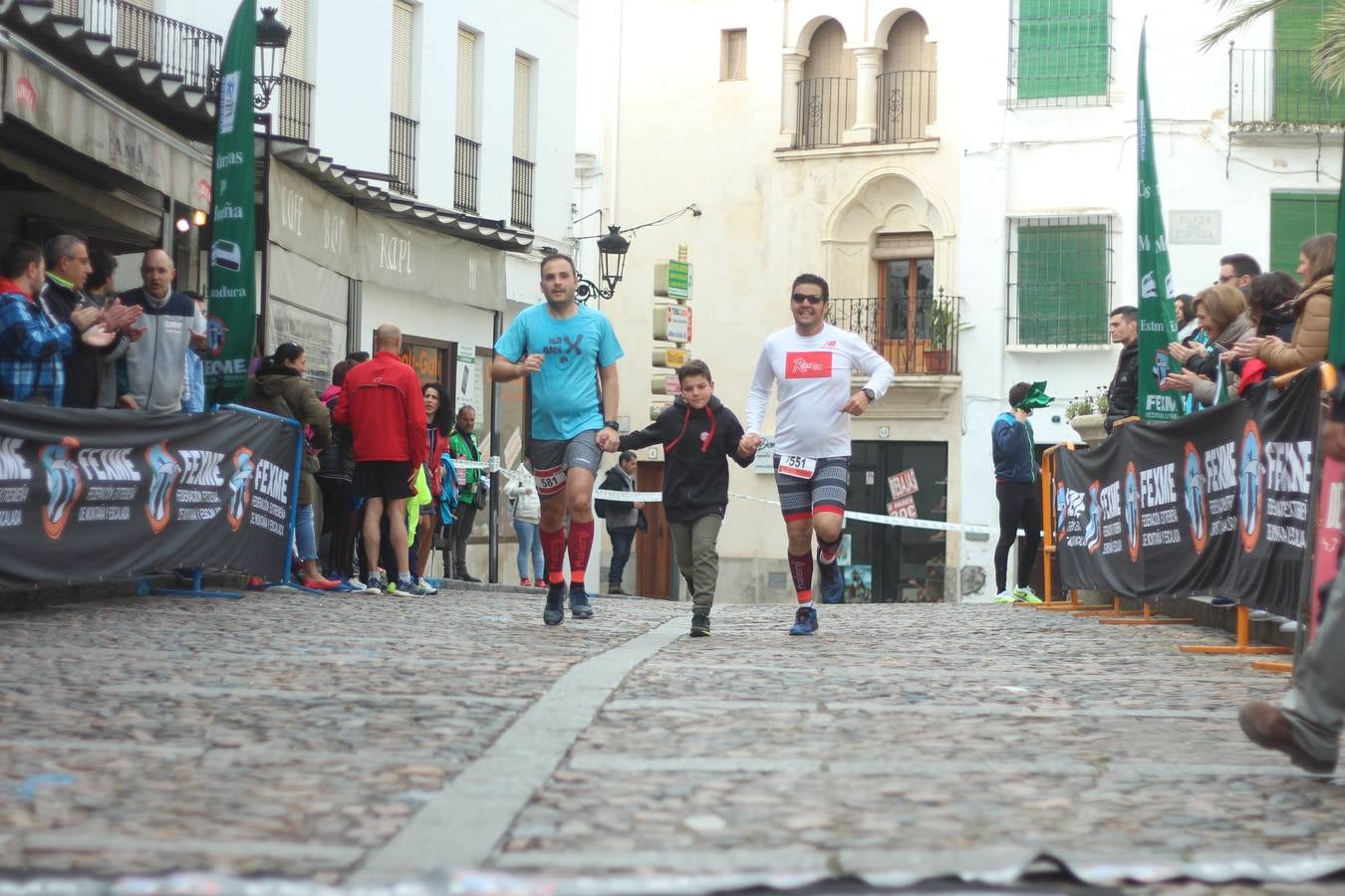 Daniel Remón Señorán, en masculino, y Beatriz González Suárez, en femenino, han sido los vencedores absolutos del I Trail Jerez de los Caballeros-Sierra San José que se ha celebrado, esta mañana, en el municipio. La prueba, de 27 kilómetros, ha contado con un circuito alternativo, de 11 kilómetros, donde el jerezano Fernando Méndez García y María Isabel González Méndez se han alzado con la victoria. Más de 200 corredores han disfrutado de esta prueba que ha conjugado deporte y naturaleza.