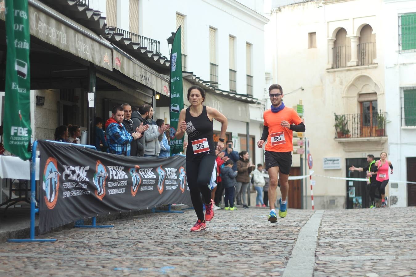 Daniel Remón Señorán, en masculino, y Beatriz González Suárez, en femenino, han sido los vencedores absolutos del I Trail Jerez de los Caballeros-Sierra San José que se ha celebrado, esta mañana, en el municipio. La prueba, de 27 kilómetros, ha contado con un circuito alternativo, de 11 kilómetros, donde el jerezano Fernando Méndez García y María Isabel González Méndez se han alzado con la victoria. Más de 200 corredores han disfrutado de esta prueba que ha conjugado deporte y naturaleza.