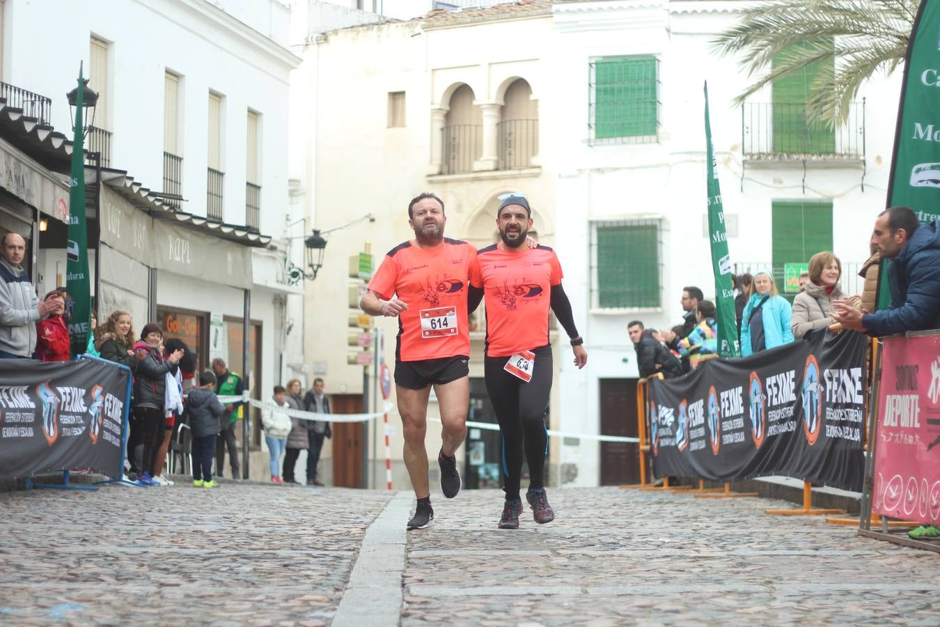 Daniel Remón Señorán, en masculino, y Beatriz González Suárez, en femenino, han sido los vencedores absolutos del I Trail Jerez de los Caballeros-Sierra San José que se ha celebrado, esta mañana, en el municipio. La prueba, de 27 kilómetros, ha contado con un circuito alternativo, de 11 kilómetros, donde el jerezano Fernando Méndez García y María Isabel González Méndez se han alzado con la victoria. Más de 200 corredores han disfrutado de esta prueba que ha conjugado deporte y naturaleza.
