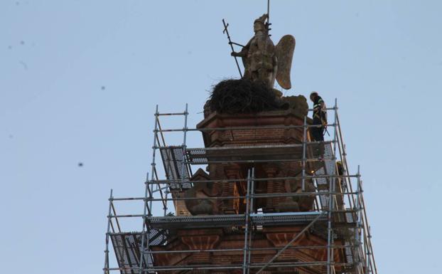 Operario en lo alto de la torre de San Miguel, culminando la estructura de andamios.Paula Díaz