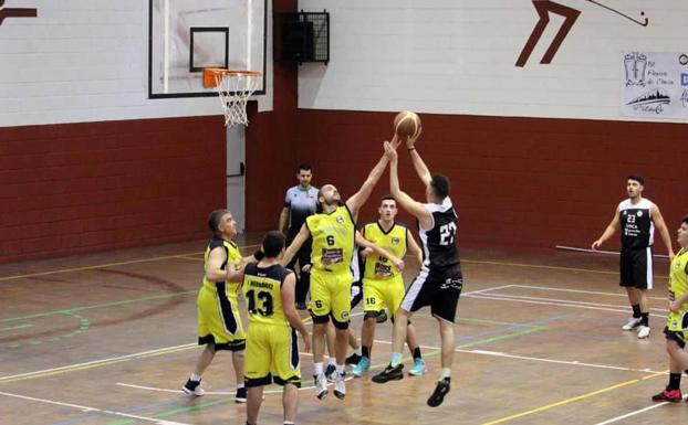 Una jugada del partido del Xerixia,, ayer, en el Pabellón Municipal de Deportes 'Francisco José Rivera Montero'. 