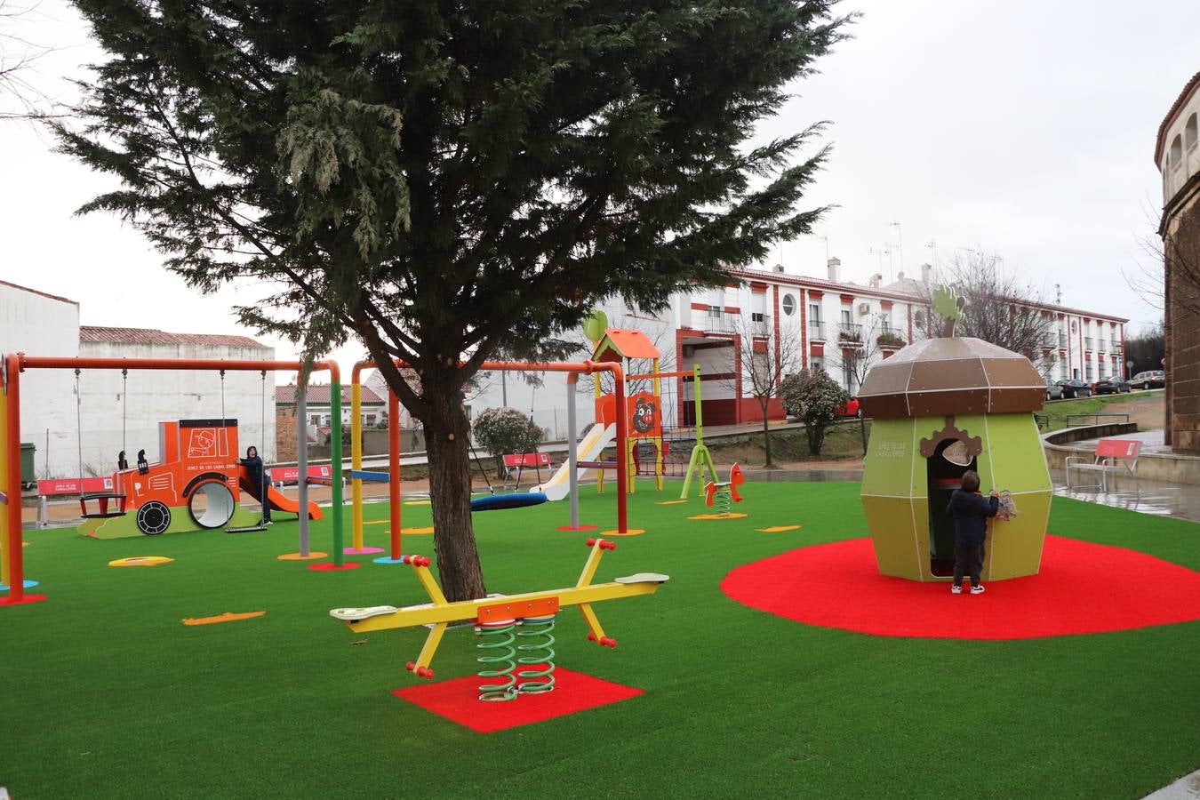 Los niños y niñas de Jerez ya disfrutan de un nuevo parque en la zona del entorno de la Plaza de Toros. La creación de este nuevo espacio para el ocio infantil ha supuesto la inversión de unos 65.00 euros, siendo el octavo parque de estas características que se pone en marcha en Jerez y en sus pedanías con una inversión total de 333.000 euros, según la información hecha pública por el Ayuntamiento. El nuevo parque cuenta con suelo y elementos para el juego adecuados a los más pequeños, además de mobiliario urbano. Balancines, toboganes, columpios y una simpática seta se asientan sobre un vistoso césped de colores.