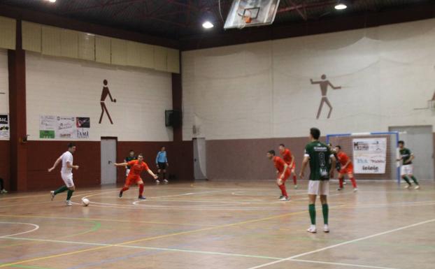Santos asumió el papel de portero jugador en los minutos finales y encarriló el camino de la victoria al transformar un penalti.