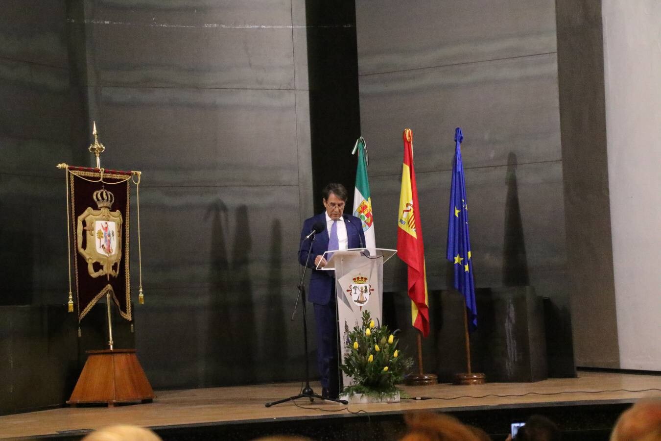 El auditorio del Conventual San Agustín ha acogido, esta mañana, la entrega de la 'Medalla de Jerezano Ilustre' a Feliciano Correa, historiador, profesor, escritor, articulista, académico y cronista oficial de Jerez de los Caballeros.