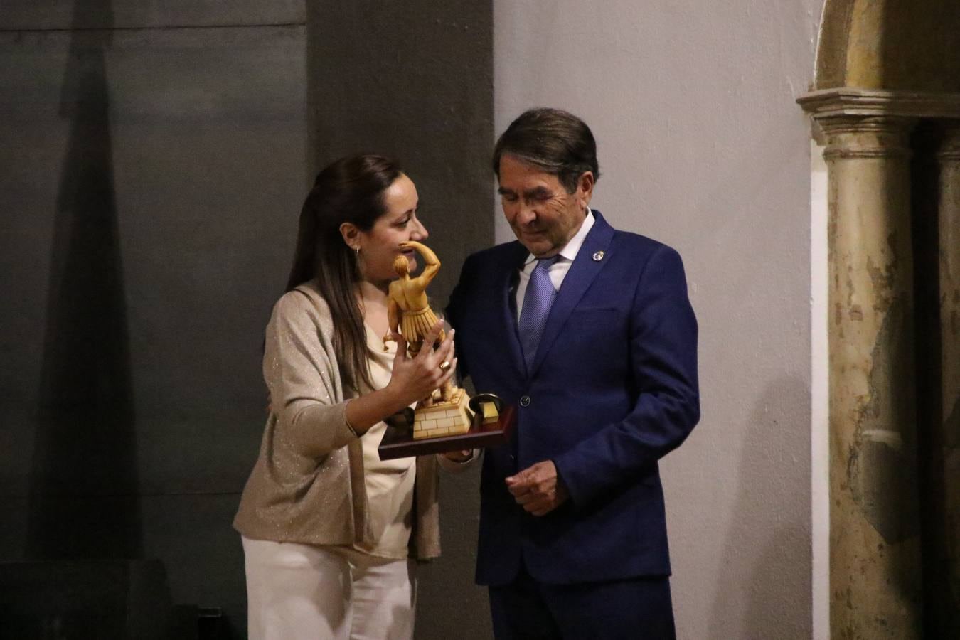 El auditorio del Conventual San Agustín ha acogido, esta mañana, la entrega de la 'Medalla de Jerezano Ilustre' a Feliciano Correa, historiador, profesor, escritor, articulista, académico y cronista oficial de Jerez de los Caballeros.