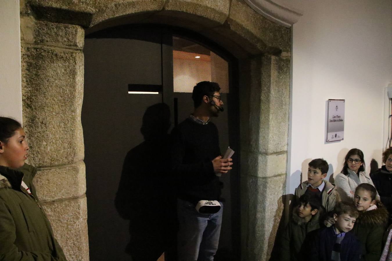 Jerez de los Caballeros acogió, ayer, la primera edición de la Ruta nocturna teatralizada 'Conquistadores Jerezanos' que, con motivo del V Centenario de la Muerte de Vasco Núñez de Balboa, se ha llevado a cabo. Pequeños y mayores disfrutaron con las historias de Vasco Núñez de Balboa, Hernando de Soto, Nuño de Tovar... en una ruta «de todos, diseñada y puesta en marcha por jerezanos a través de la Oficina de Turismo y la Concejalía de Cultura», señala Antonio Torrado, técnico de la citada Oficina, «más de 150 personas, propios y foráneos, han querido conocer la historia y cultura de Jerez, por lo que la valoración de la jornada es más que positiva».