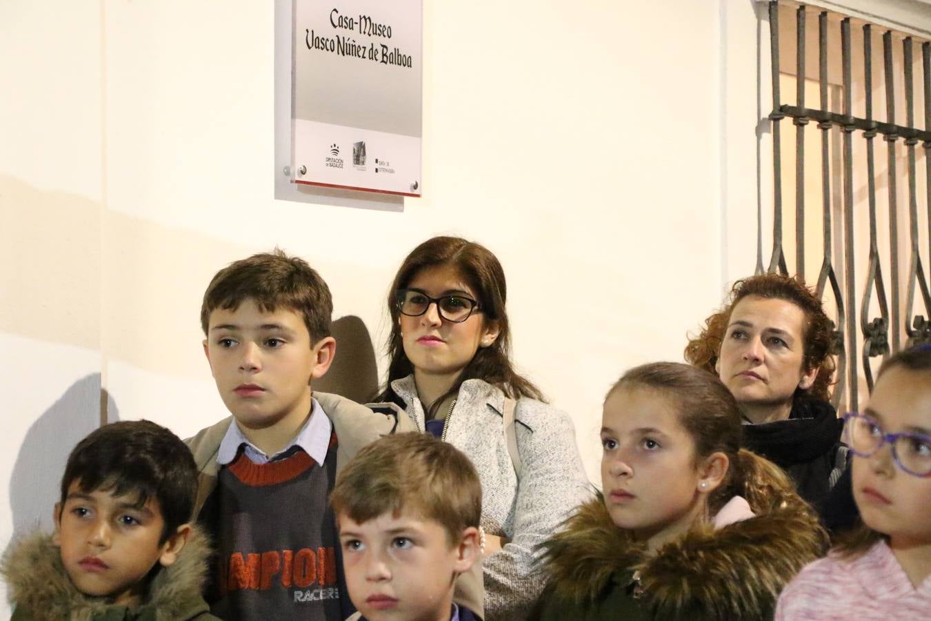 Jerez de los Caballeros acogió, ayer, la primera edición de la Ruta nocturna teatralizada 'Conquistadores Jerezanos' que, con motivo del V Centenario de la Muerte de Vasco Núñez de Balboa, se ha llevado a cabo. Pequeños y mayores disfrutaron con las historias de Vasco Núñez de Balboa, Hernando de Soto, Nuño de Tovar... en una ruta «de todos, diseñada y puesta en marcha por jerezanos a través de la Oficina de Turismo y la Concejalía de Cultura», señala Antonio Torrado, técnico de la citada Oficina, «más de 150 personas, propios y foráneos, han querido conocer la historia y cultura de Jerez, por lo que la valoración de la jornada es más que positiva».