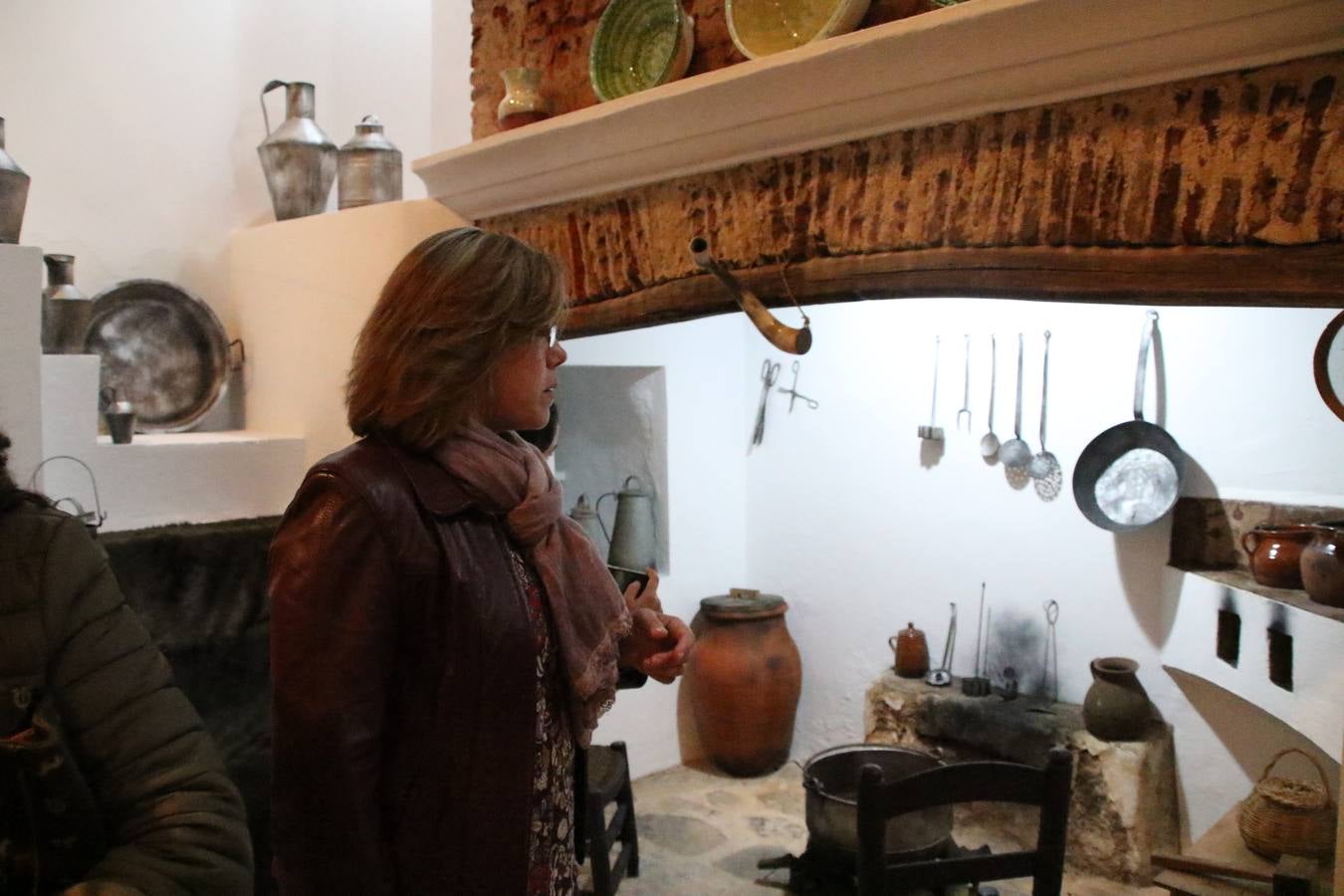 Jerez de los Caballeros acogió, ayer, la primera edición de la Ruta nocturna teatralizada 'Conquistadores Jerezanos' que, con motivo del V Centenario de la Muerte de Vasco Núñez de Balboa, se ha llevado a cabo. Pequeños y mayores disfrutaron con las historias de Vasco Núñez de Balboa, Hernando de Soto, Nuño de Tovar... en una ruta «de todos, diseñada y puesta en marcha por jerezanos a través de la Oficina de Turismo y la Concejalía de Cultura», señala Antonio Torrado, técnico de la citada Oficina, «más de 150 personas, propios y foráneos, han querido conocer la historia y cultura de Jerez, por lo que la valoración de la jornada es más que positiva».