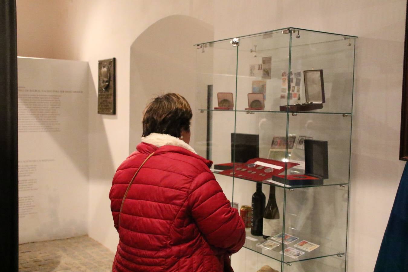 Jerez de los Caballeros acogió, ayer, la primera edición de la Ruta nocturna teatralizada 'Conquistadores Jerezanos' que, con motivo del V Centenario de la Muerte de Vasco Núñez de Balboa, se ha llevado a cabo. Pequeños y mayores disfrutaron con las historias de Vasco Núñez de Balboa, Hernando de Soto, Nuño de Tovar... en una ruta «de todos, diseñada y puesta en marcha por jerezanos a través de la Oficina de Turismo y la Concejalía de Cultura», señala Antonio Torrado, técnico de la citada Oficina, «más de 150 personas, propios y foráneos, han querido conocer la historia y cultura de Jerez, por lo que la valoración de la jornada es más que positiva».