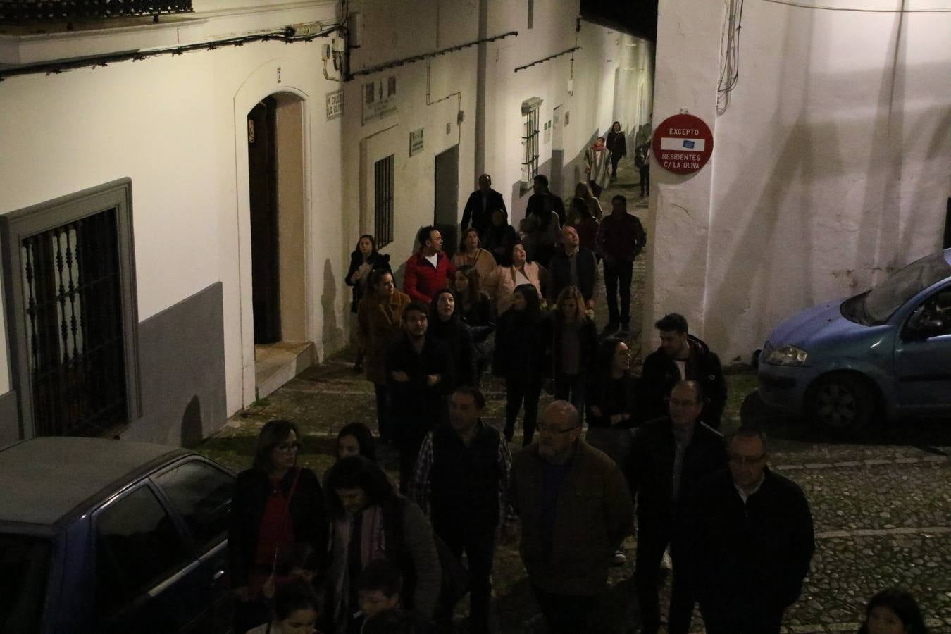 Jerez de los Caballeros acogió, ayer, la primera edición de la Ruta nocturna teatralizada 'Conquistadores Jerezanos' que, con motivo del V Centenario de la Muerte de Vasco Núñez de Balboa, se ha llevado a cabo. Pequeños y mayores disfrutaron con las historias de Vasco Núñez de Balboa, Hernando de Soto, Nuño de Tovar... en una ruta «de todos, diseñada y puesta en marcha por jerezanos a través de la Oficina de Turismo y la Concejalía de Cultura», señala Antonio Torrado, técnico de la citada Oficina, «más de 150 personas, propios y foráneos, han querido conocer la historia y cultura de Jerez, por lo que la valoración de la jornada es más que positiva».